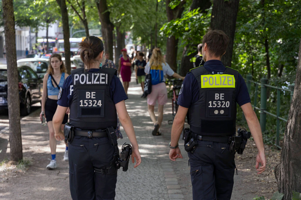 Homophobe Attacke in Neukölln: Teenager schlagen Frau in den Intimbereich