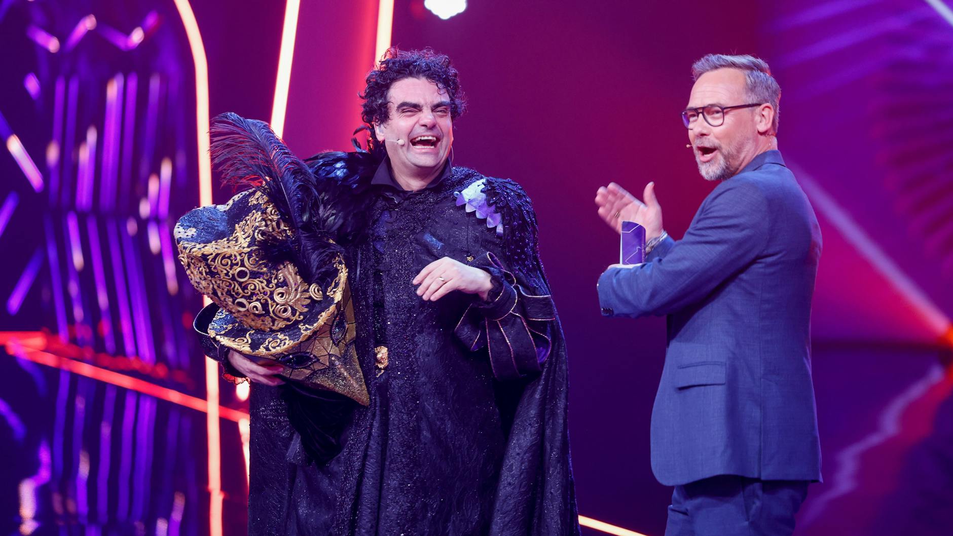 Moderator Matthias Opdenhövel (r) steht neben dem Opernsänger Rolando Villazón, der die Figur «Das Mysterium» in der Prosieben-Show «The Masked Singer» darstellte. 