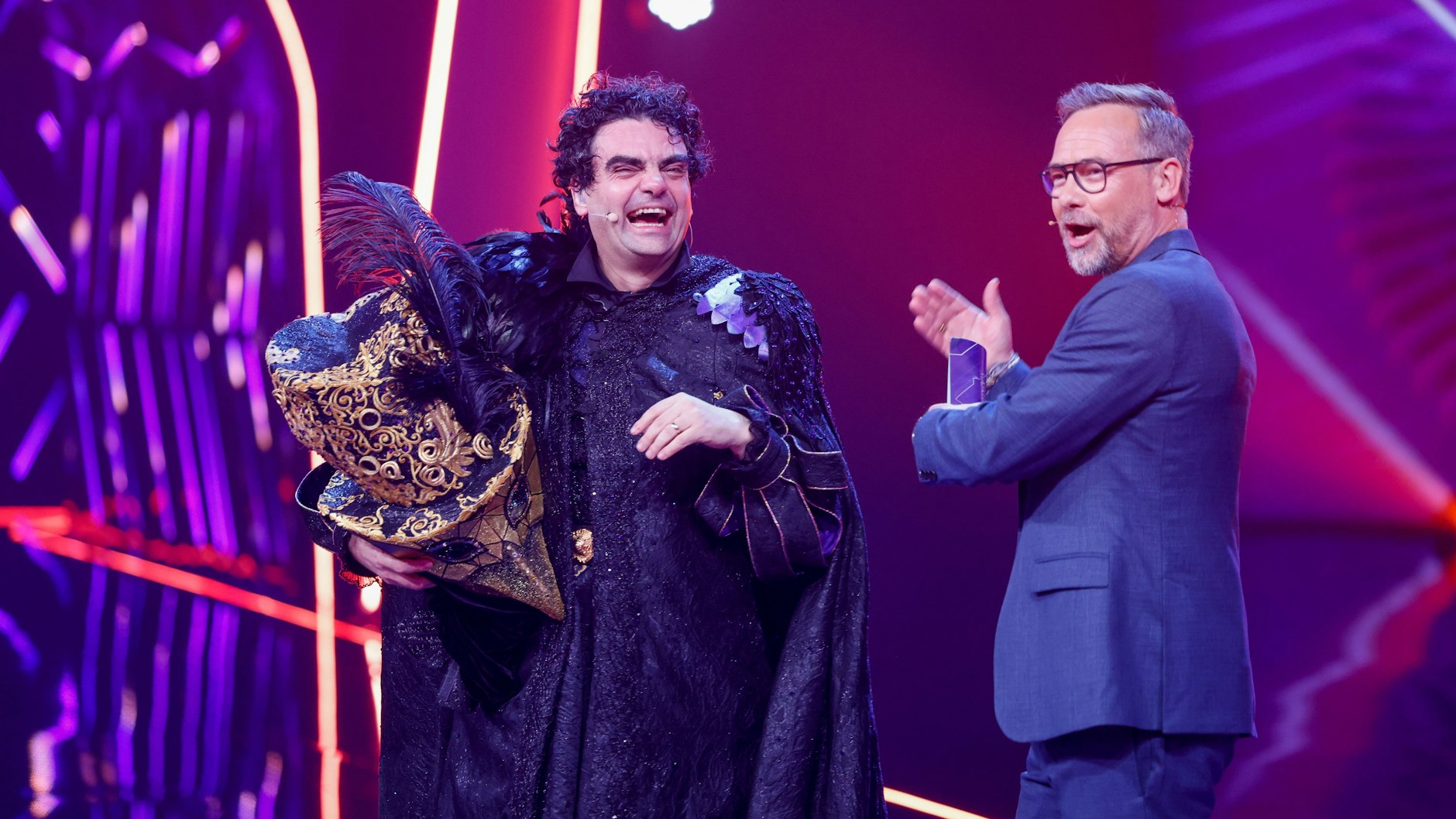 Moderator Matthias Opdenhövel (r) steht neben dem Opernsänger Rolando Villazón, der die Figur «Das Mysterium» in der Prosieben-Show «The Masked Singer» darstellte.&nbsp;