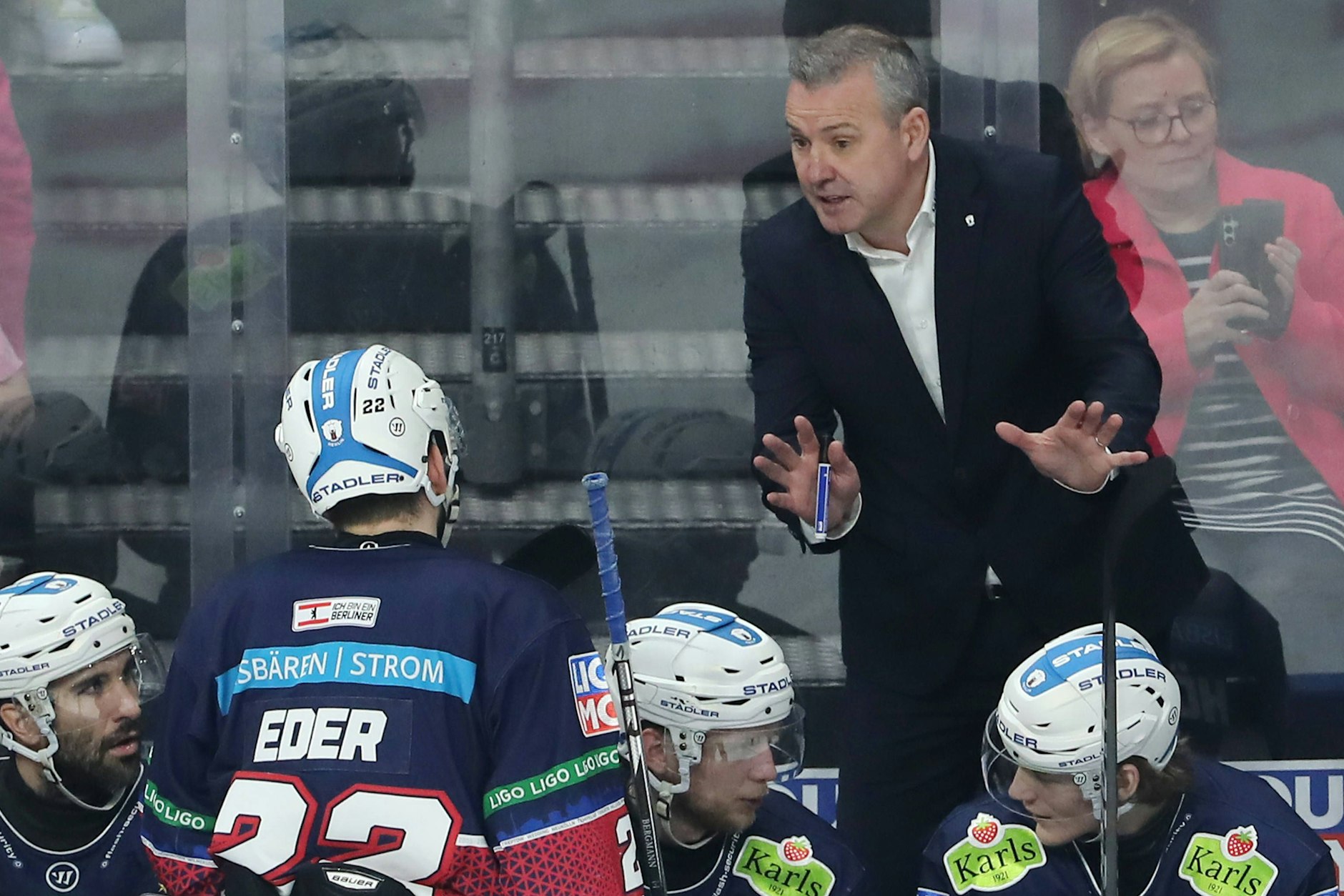 Eisbären-Trainer Serge Aubin erklärt seinen Spielern auch schon mal gleich nach der Schicht, was gut oder weniger gut war.