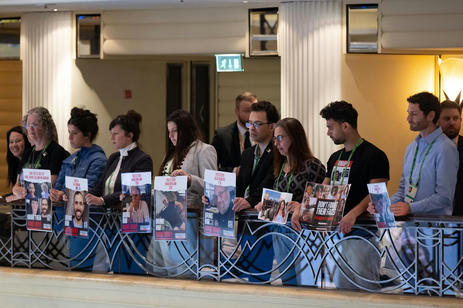 Angehörige zeigen auf der 60. Münchner Sicherheitskonferenz Fotos von Geiseln der Hamas.