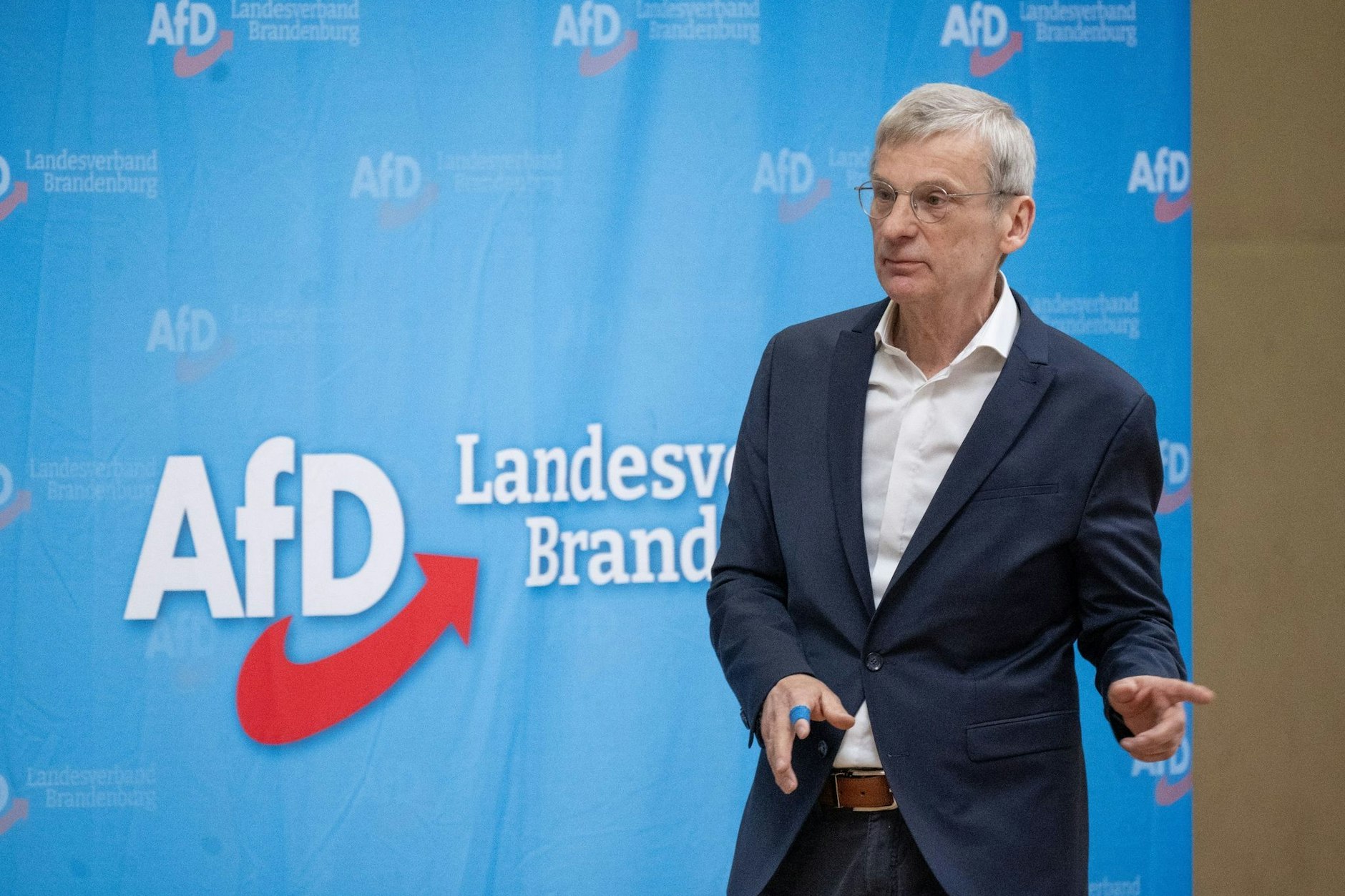 Hans-Christoph Berndt ist von der Brandenburger AfD zum Spitzenkandidaten für die Landtagswahl im September gewählt worden. Berndt ist Gründer des Vereins Zukunft Heimat, den der Verfassungsschutz als rechtsextremistisch einstuft.