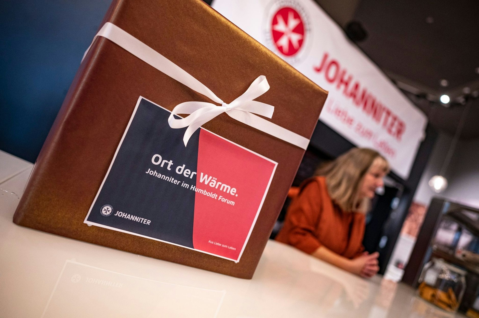 ARCHIV - Auf einer Box in der Wärmestube im Humboldt-Forum steht «Ort der Wärme». An dem Ort können sich Besucher aufwärmen und ein Heißgetränk zu sich nehmen. Zahlreiche Einrichtungen haben sich bereits dem «Netzwerk der Wärme» angeschlossen.  