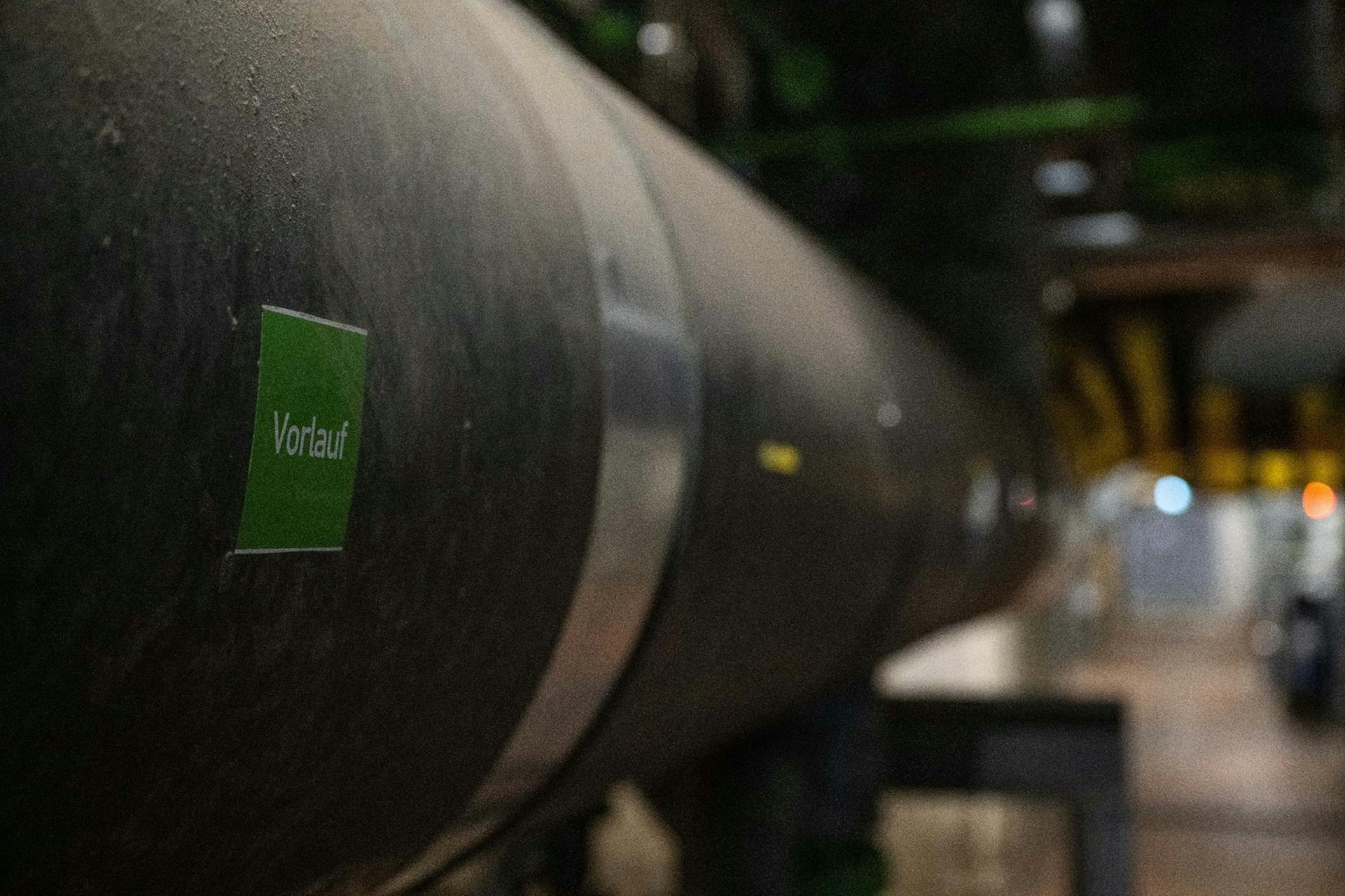 ARCHIV - Ein Rohr mit "Vorlauf" Aufschrift auf dem Gelände der Fernheizwerk Neukölln AG.