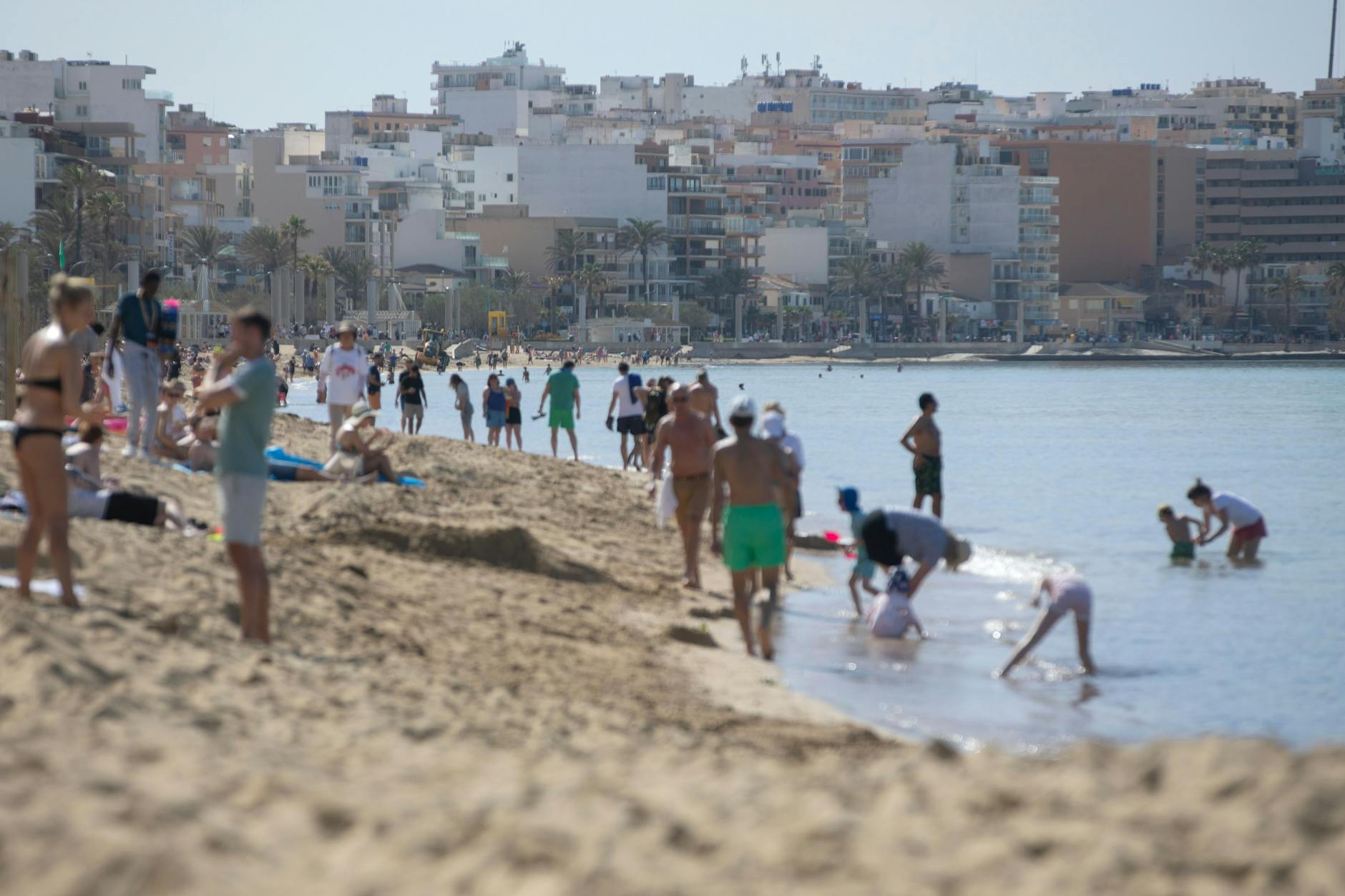 Menschen spazieren am Strand von Arenal auf Mallorca. An diesem Wochenende werden Temperaturen von über 30 Grad gemessen.