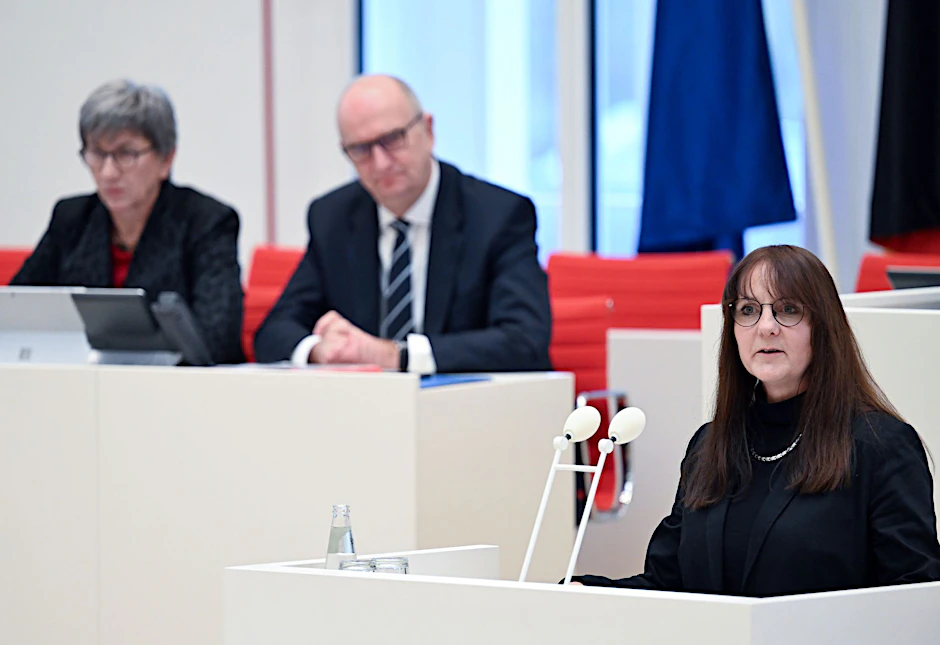 ARCHIV - Katrin Lange (r, SPD), Brandenburger Ministerin der Finanzen und für Europa, spricht während der Sondersitzung des Landtages Brandenburg.  