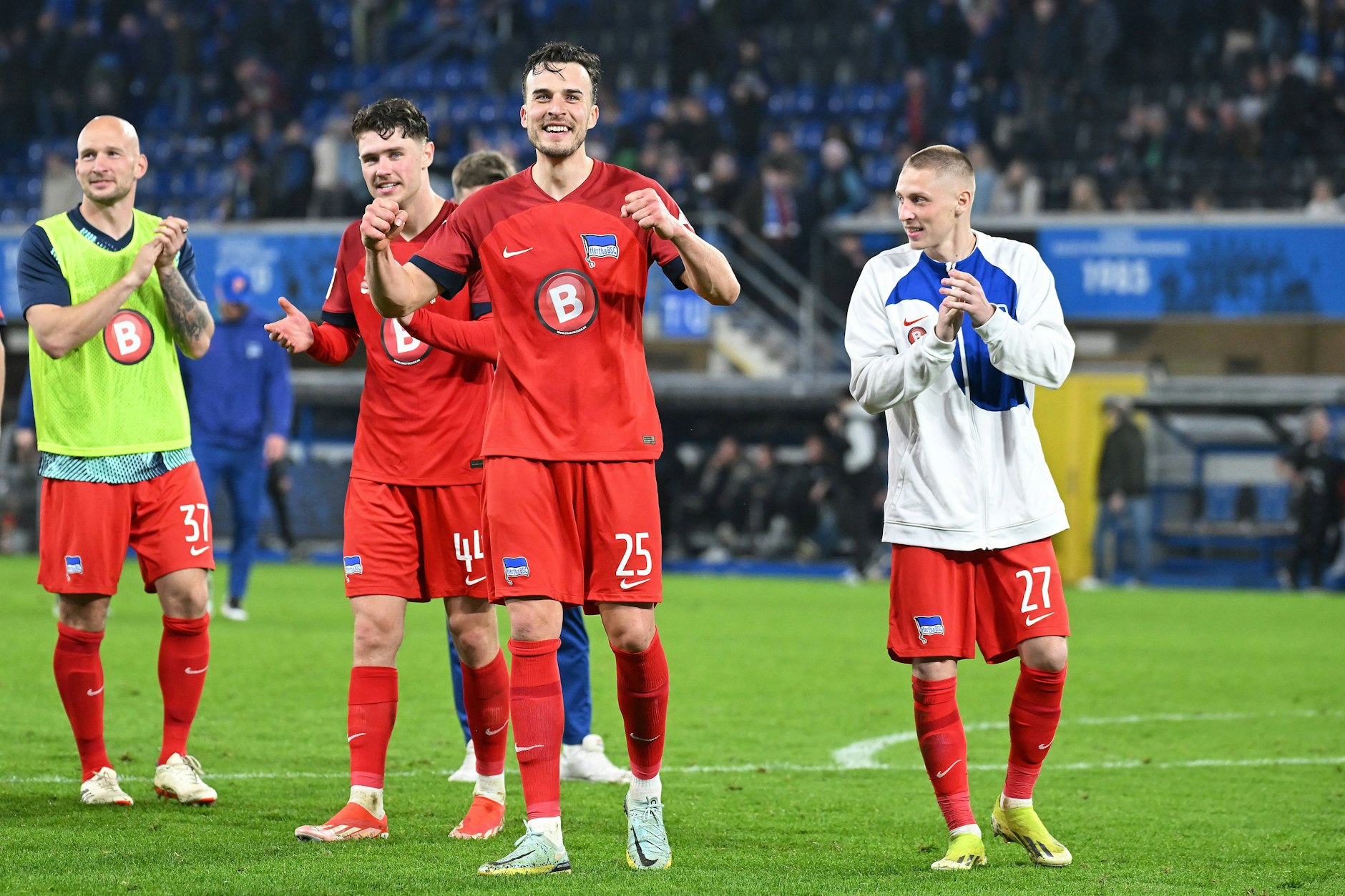 Haris Tabakovic (M.) jubelt mit Hertha BSC über drei Punkte in Paderborn und grüßt mit 18 Treffern von der Spitze der Torschützenliste der Zweiten Liga.&nbsp;