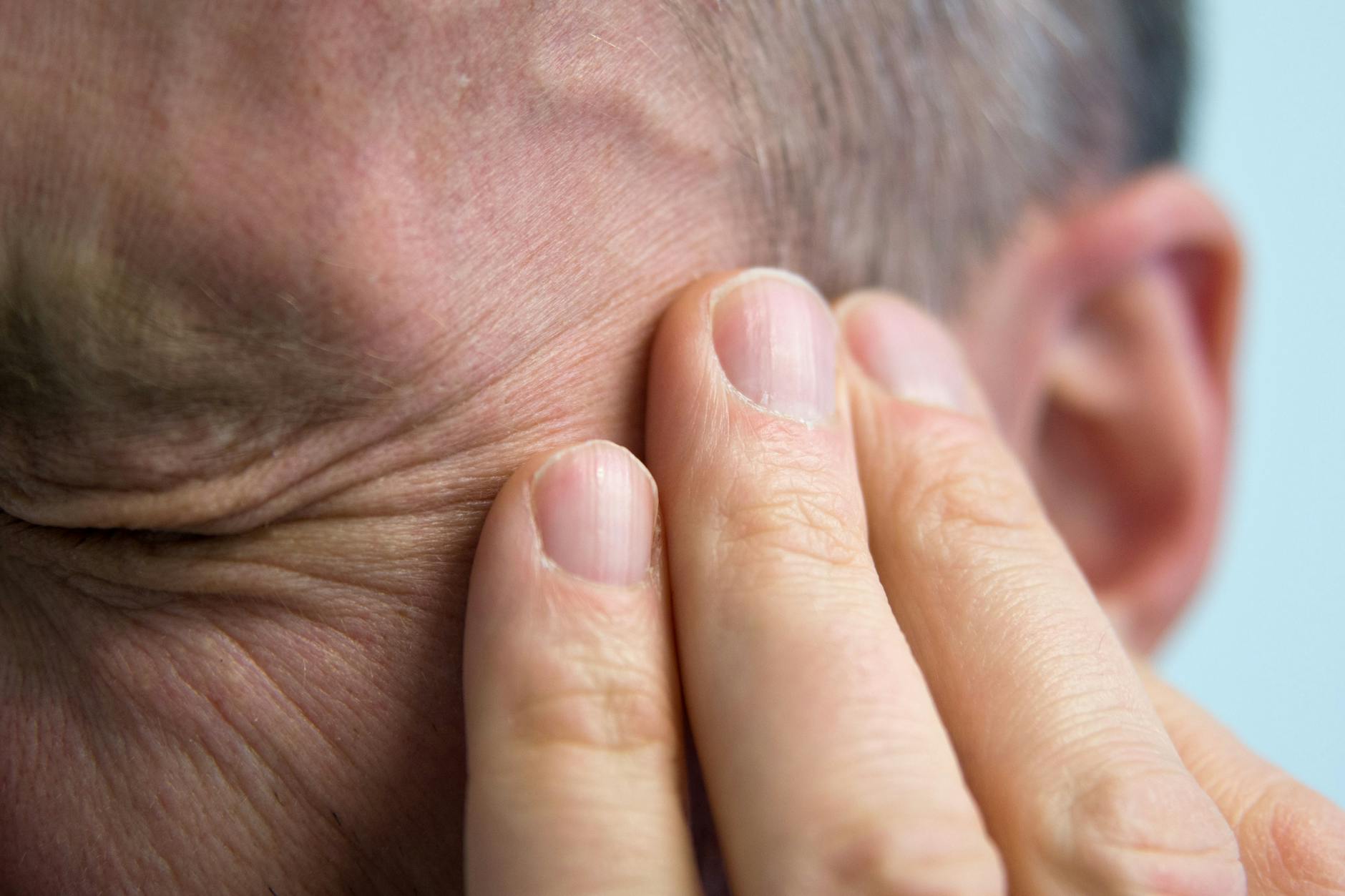 Das schöne Sonnenwetter kann bei manchen Menschen plötzliche Kopfschmerzen auslösen.