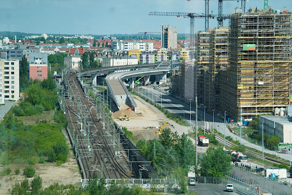 ARCHIV - Blick vom Hauptbahnhof aus auf die Baustelle der S-Bahn-Linie S21.  