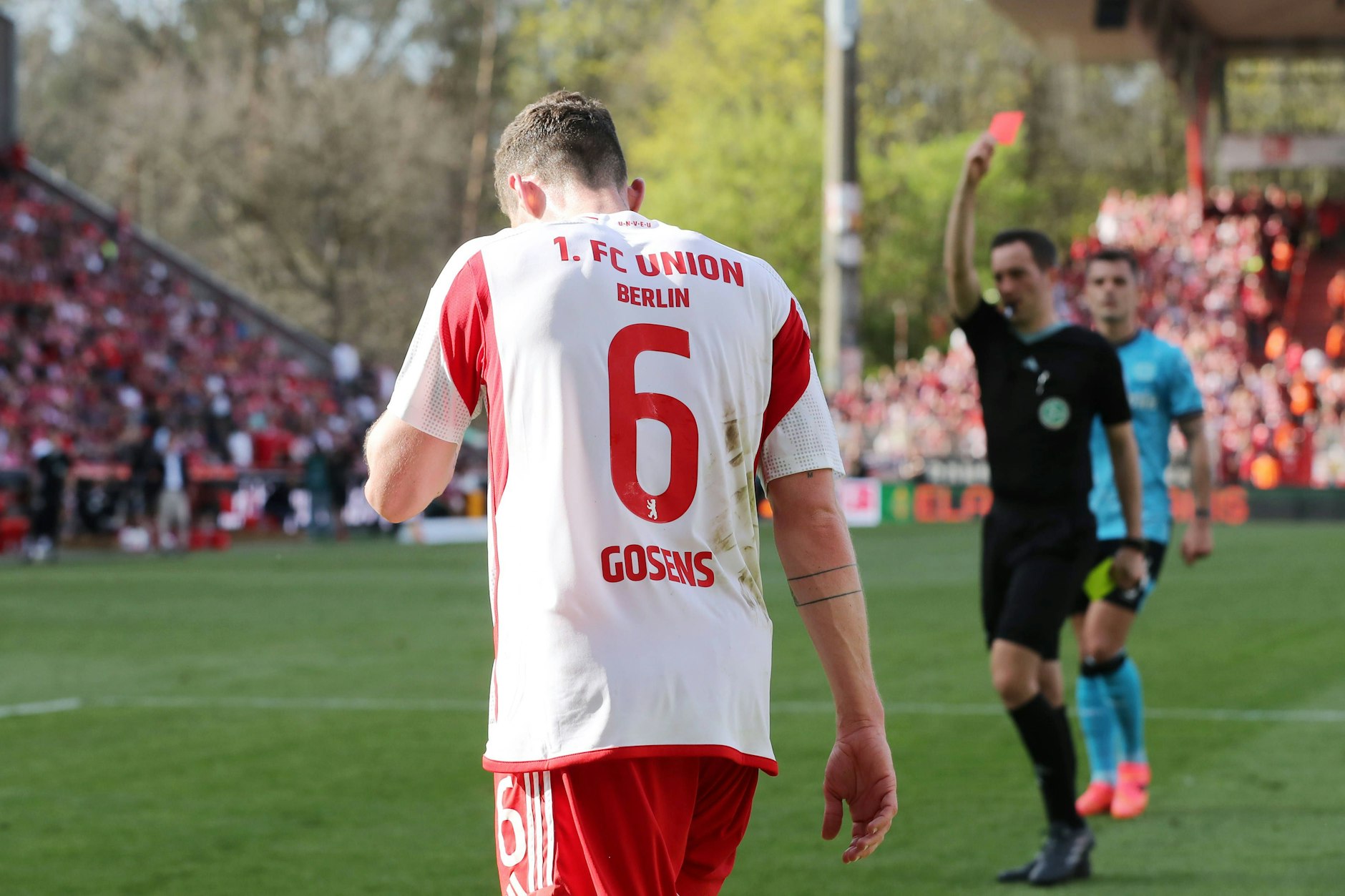 Union-Star Robin Gosens (29) kassiert gegen Bayer Leverkusen bereits in der ersten Halbzeit die Gelb-Rote Karte.&nbsp;