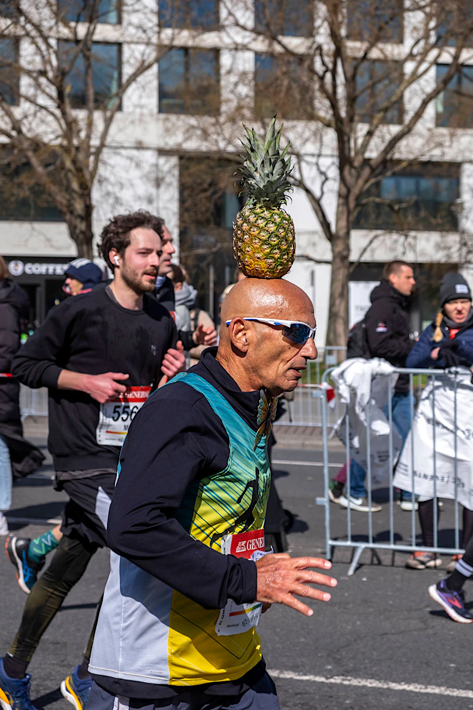Moshe Lederfien will den Berliner Halbmarathon mit einer Ananas auf dem Kopf absolvieren.