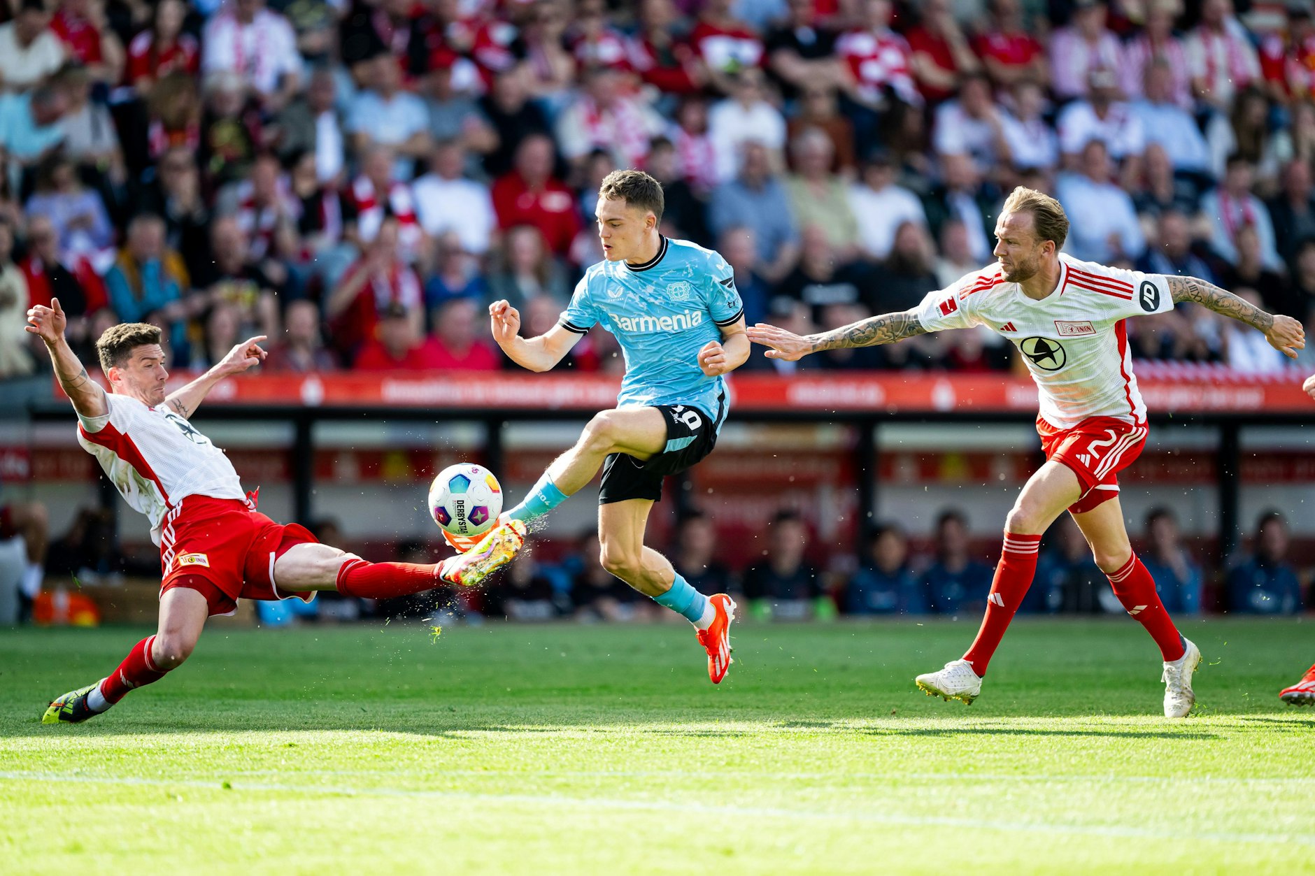 Aufopferungsvoller Einsatz gegen den Tabellenführer: Robin Gosens (l.), Kevin Vogt (r.) und die Spieler des 1. FC Union Berlin haben gegen Florian Wirtz und Bayer Leverkusen alles reingeworfen.