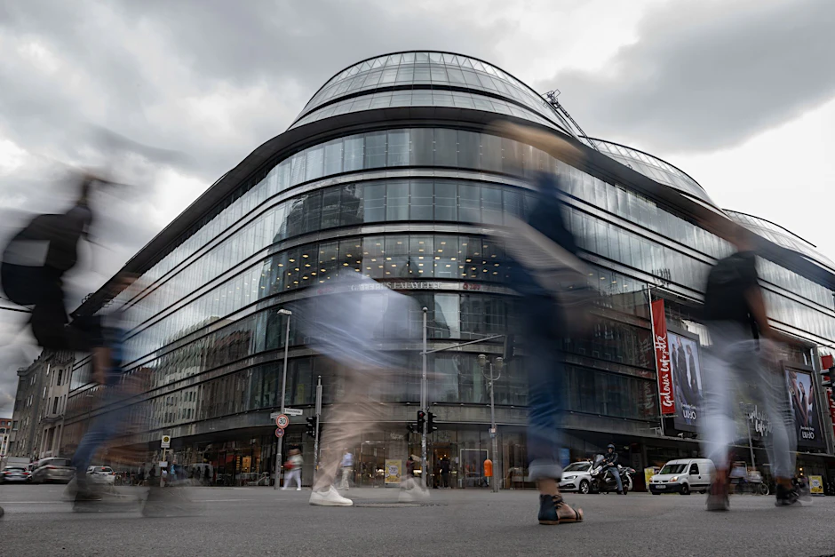 ARCHIV - Passanten gehen am Quartier 207 an der Friedrichstraße vorbei.  