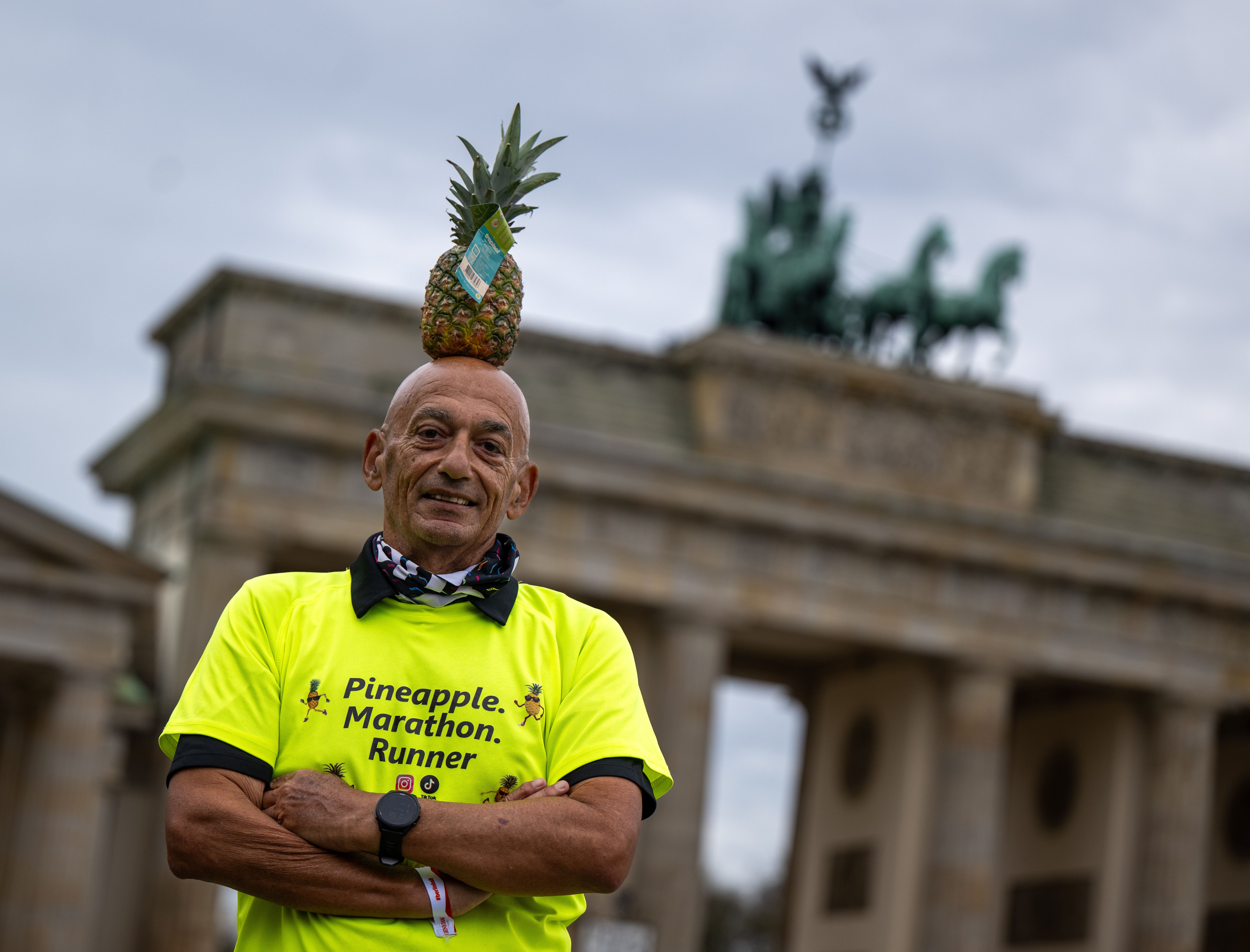 Image - Echt schräg: Darum läuft Moshe Lederfien mit einer Ananas auf dem Kopf