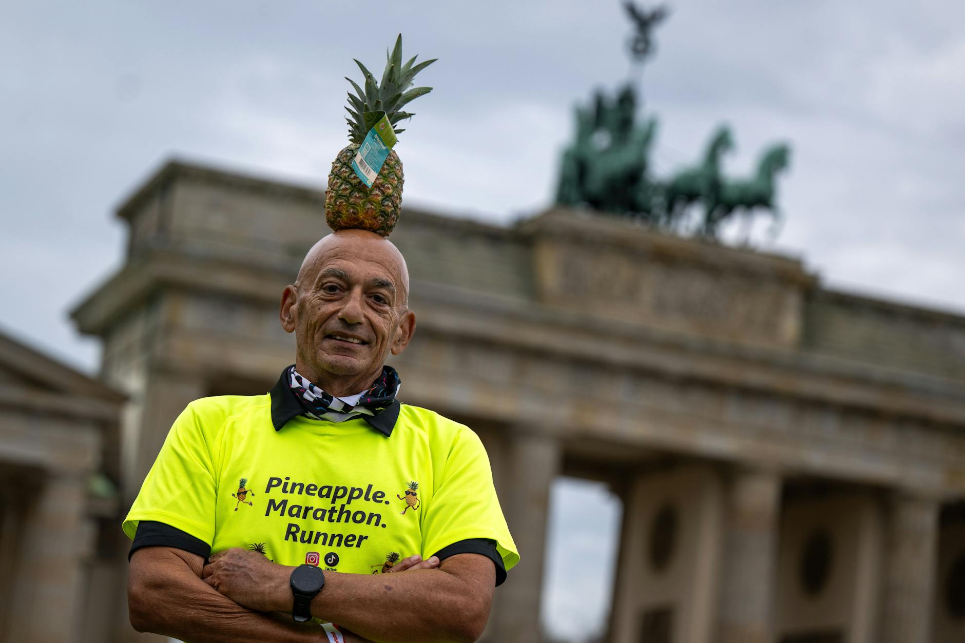 Moshe Lederfien, ein israelischer Marathon-Läufer, trägt bei seinen Läufen immer eine Ananas auf dem Kopf. Auch beim Berliner Halbmarathon.