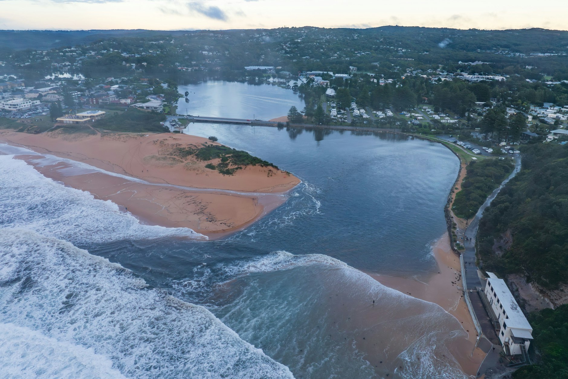 Rekordniederschläge in Sydney und Teilen von Neusüdwales haben zu Überschwemmungen und weitreichenden Schäden geführt.