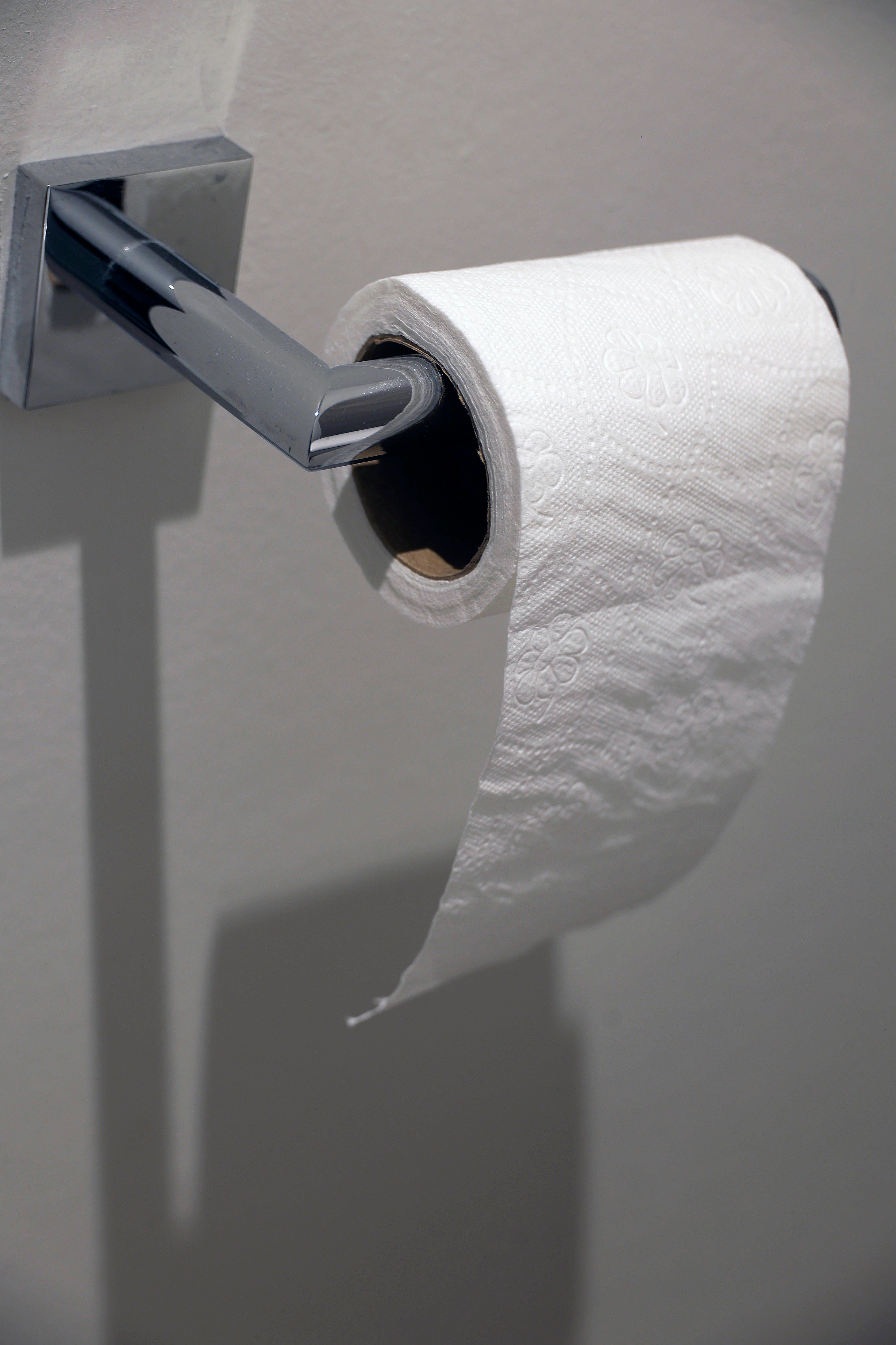 Wie herum hängt Toilettenpapier eigentlich richtig?