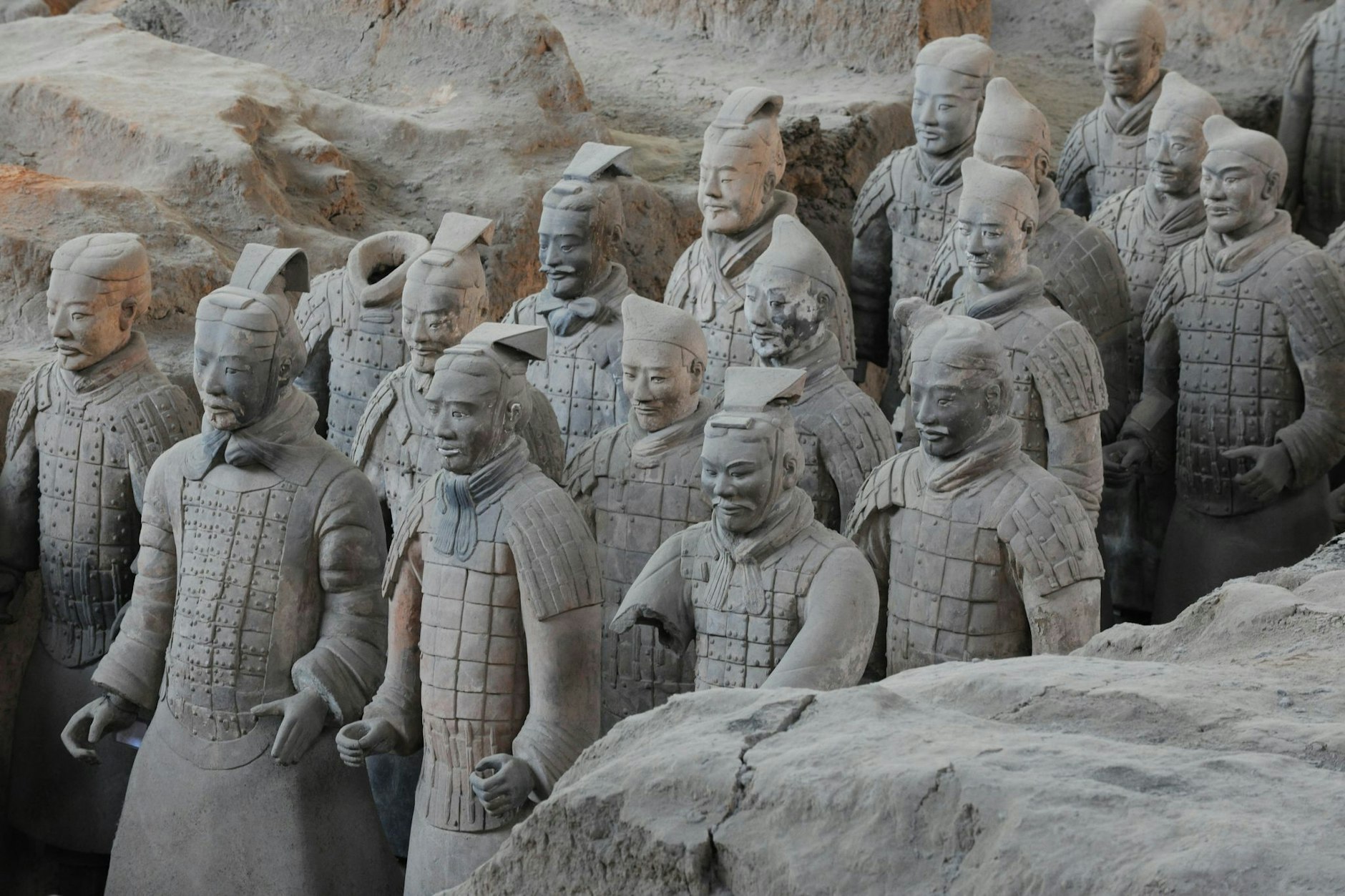 ARCHIV - Einige Soldatenfiguren der sogenannten Terrakotta-Armee im Mausoleum Qin Shihuangdis.  dpa