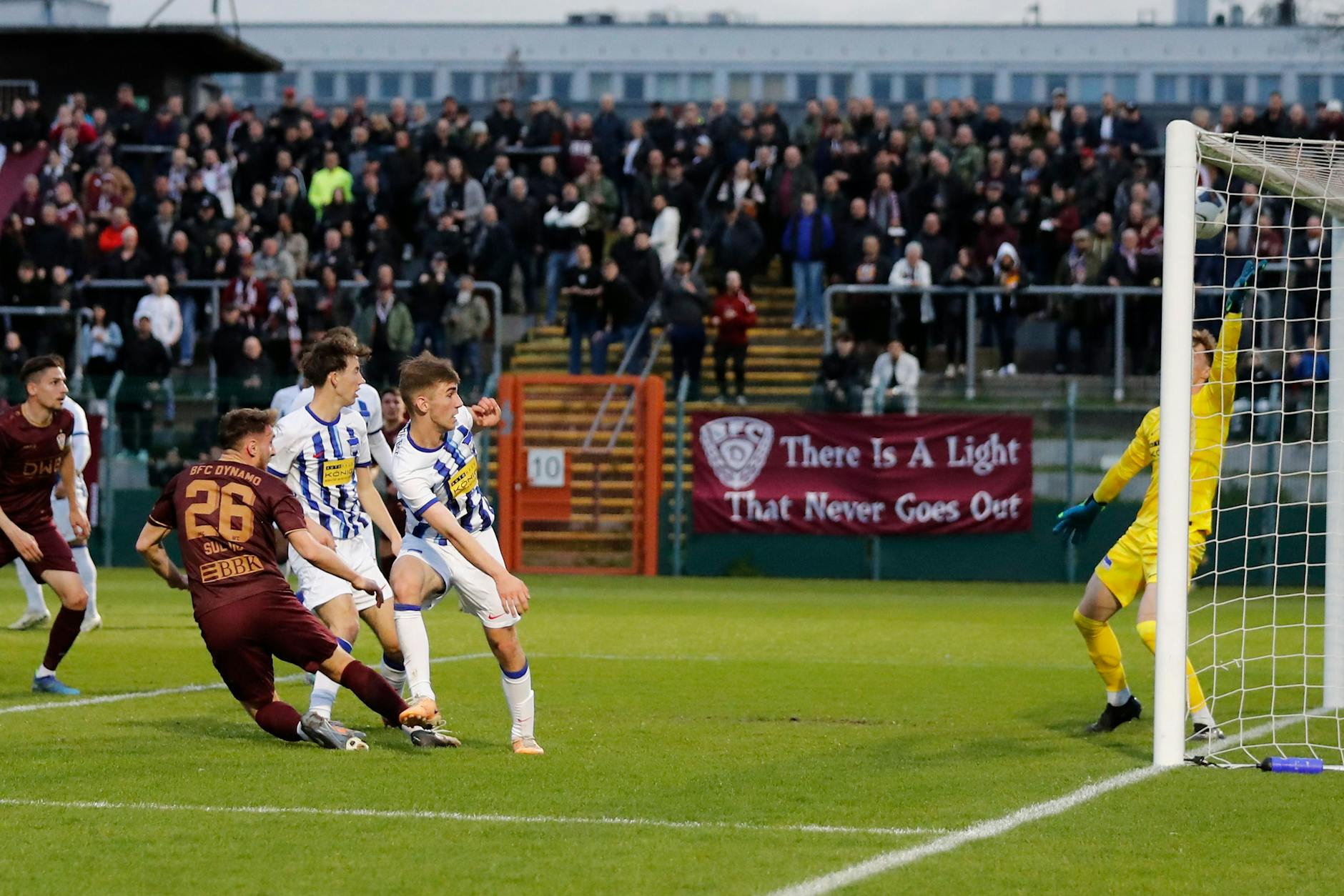 Amar Suljic (Nr. 26) ist mit dem Kopf zur Stelle, trifft zum 1:0 für den BFC Dynamo gegen die Reserve von Hertha BSC.