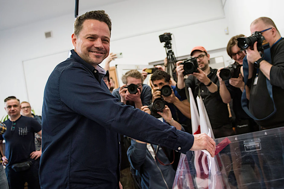 Warschaus Bürgermeister Rafał Trzaskowski (PO) gibt am Sonntag seine Stimme ab. Er bleibt laut Prognosen im Amt.&nbsp;