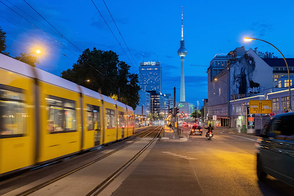 Die Prenzlauer Allee in Berlin: Hier kam es in der Nacht zu Sonntag zu einem Verkehrsunfall.
