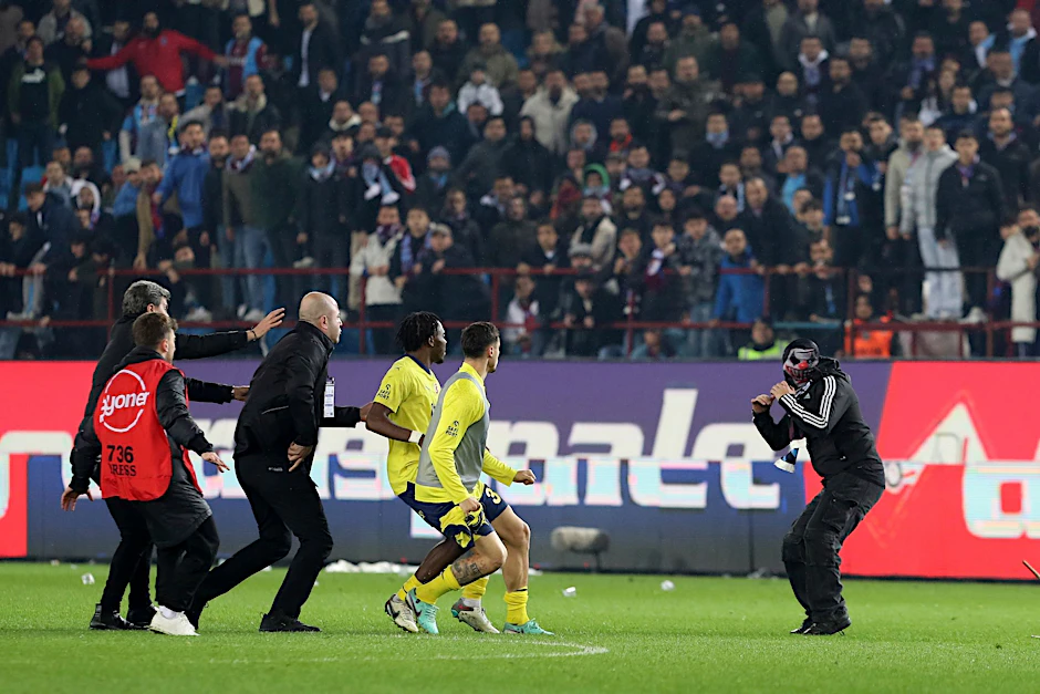 ARCHIV - Ein Fan von Trabzonspor (r) geht nach dem 2:3 gegen Fenerbahce im März auf zwei Istanbuler Profis los.  dpa