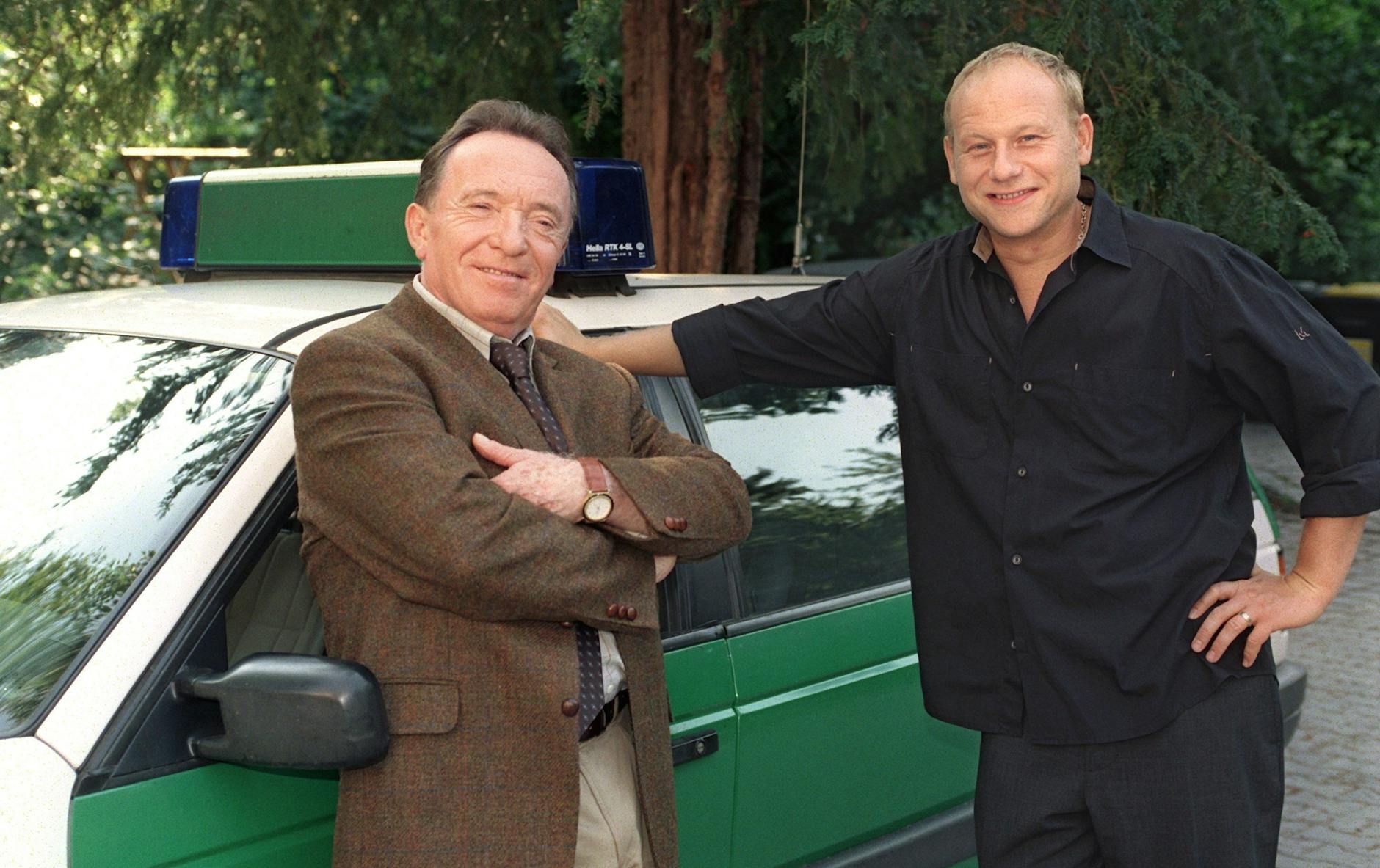 Die Schauspieler Peter Sodann (l.) als Hauptkommissar Ehrlicher und Bernd Michael Lade als sein Kollege Kommissar Kain in Leipzig
