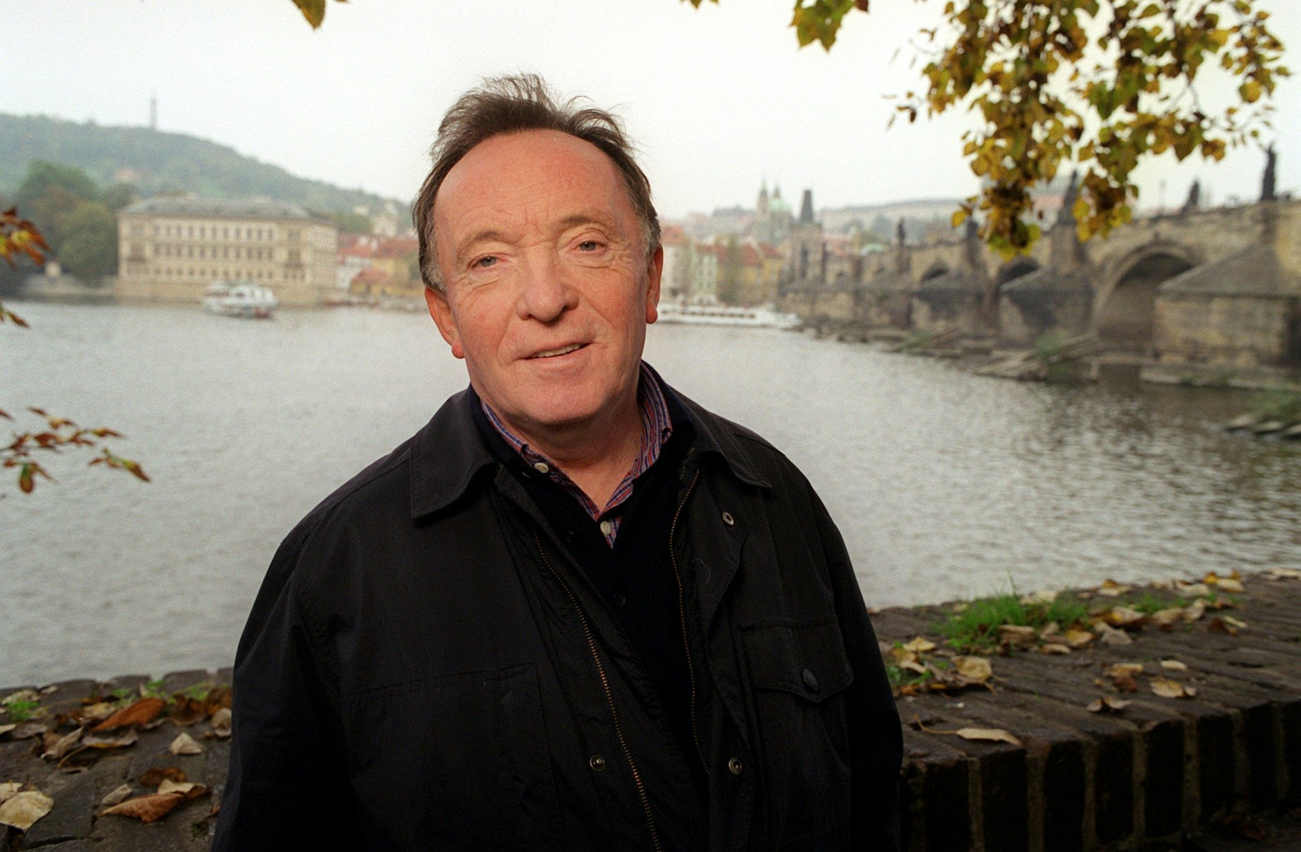 Peter Sodann (als „Tatort“-Kommissar Ehrlicher) am Rande von Dreharbeiten in Prag für den MDR-Tatort „Heiße Grüße aus Prag“ 2001.