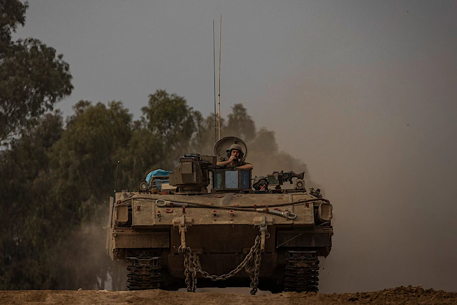 ARCHIV - Ein gepanzerter Mannschaftstransportwagen der israelischen Armee: Felix Klein «möchte sehr dafür plädieren, dass weiter Waffen geliefert werden an Israel».  