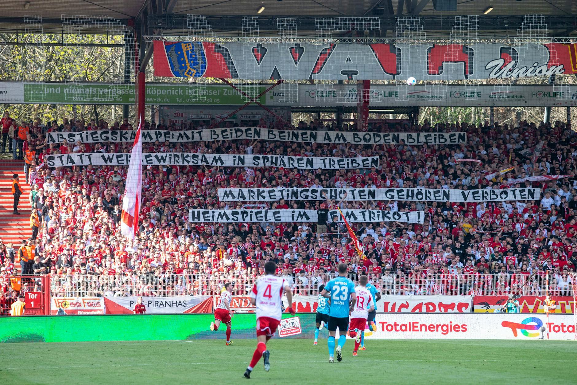 Die Fans des 1. FC Union protestieren beim Spiel gegen Bayer Leverkusen gegen das weiße Sondertrikot und appellieren an den Klub, nicht alles mitzumachen. 