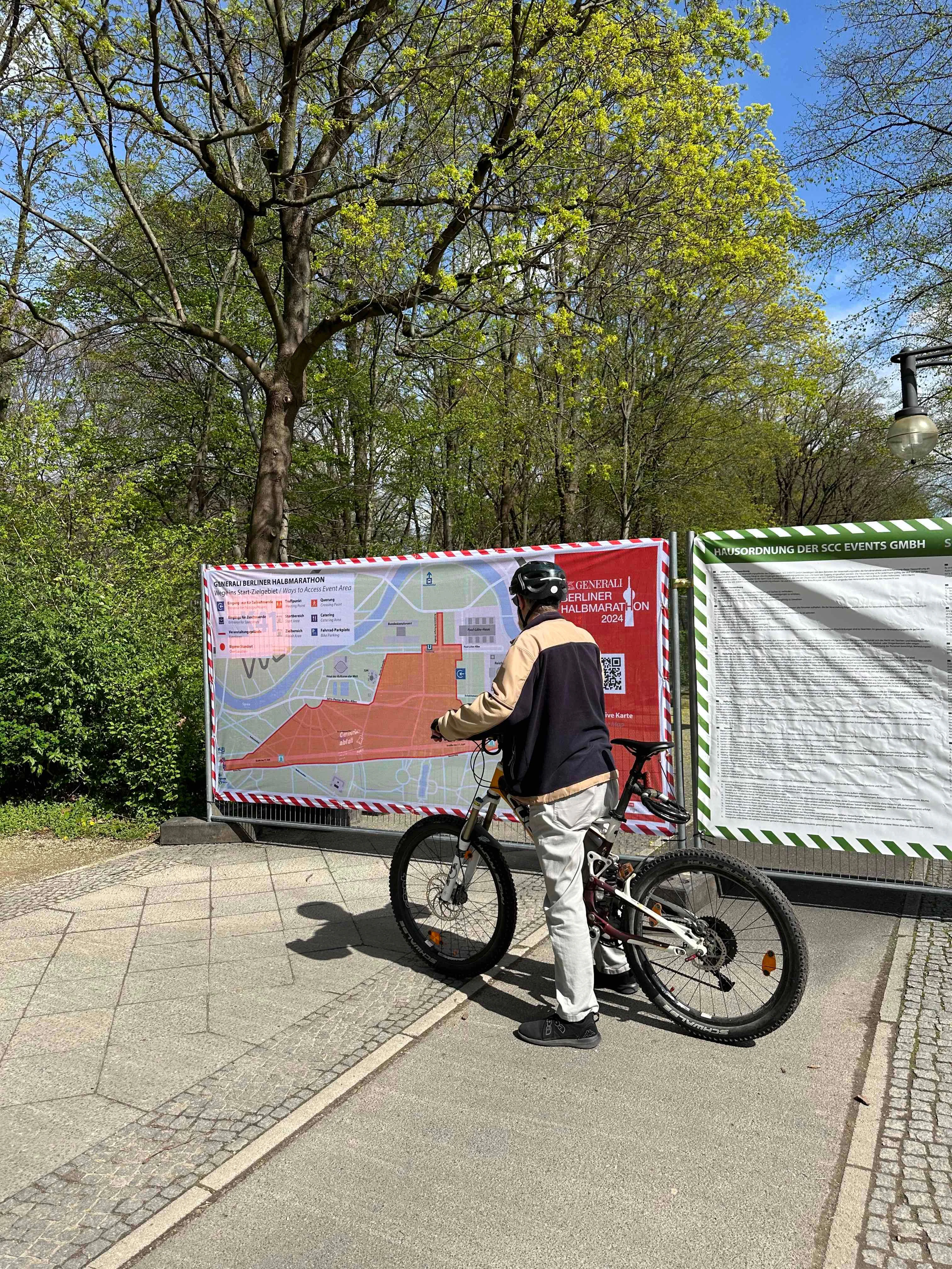 Sperrungen der Fahrradwege drängen behelmte Mountainbike-Fahrer in den Tiergarten ab. Dort wurde es bereits am Samstag hektisch.