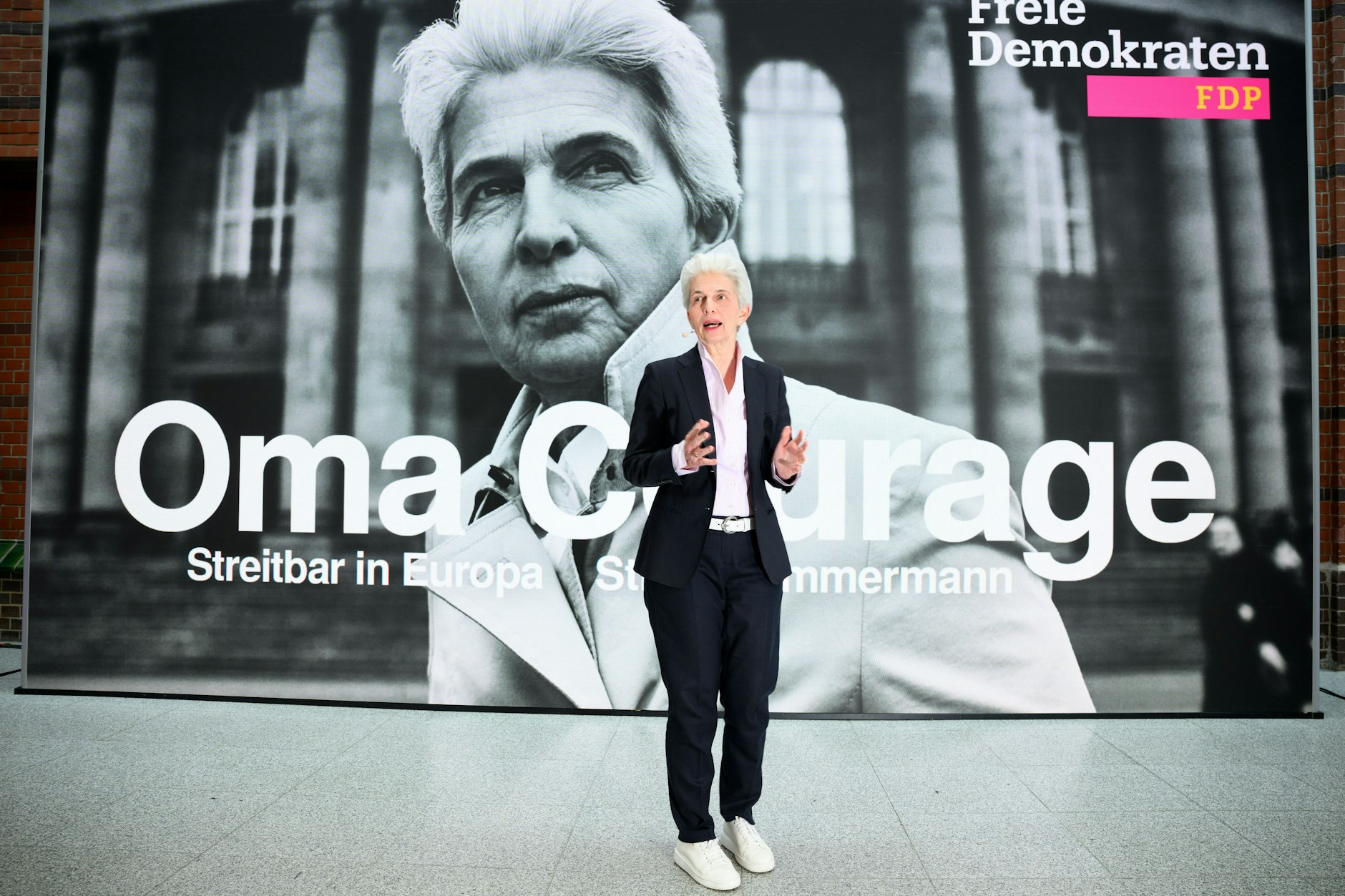 Marie-Agnes Strack-Zimmermann, FDP-kandidaat voor Europa, is ook betrokken bij de campagne van de FDP voor Europa in Hans-Dietrich-Genscher-Haus voor een huiskamer.