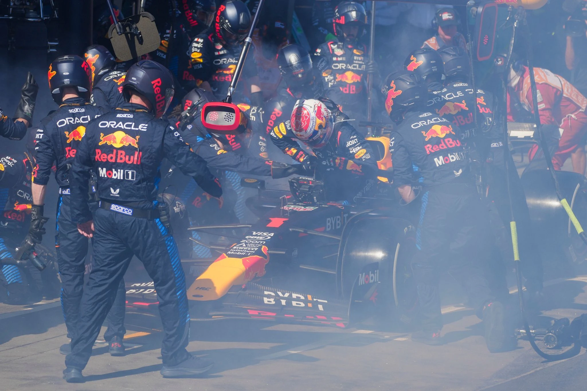 Max Verstappen bricht das Rennen in Melbourne nach fünf Runden ab.  