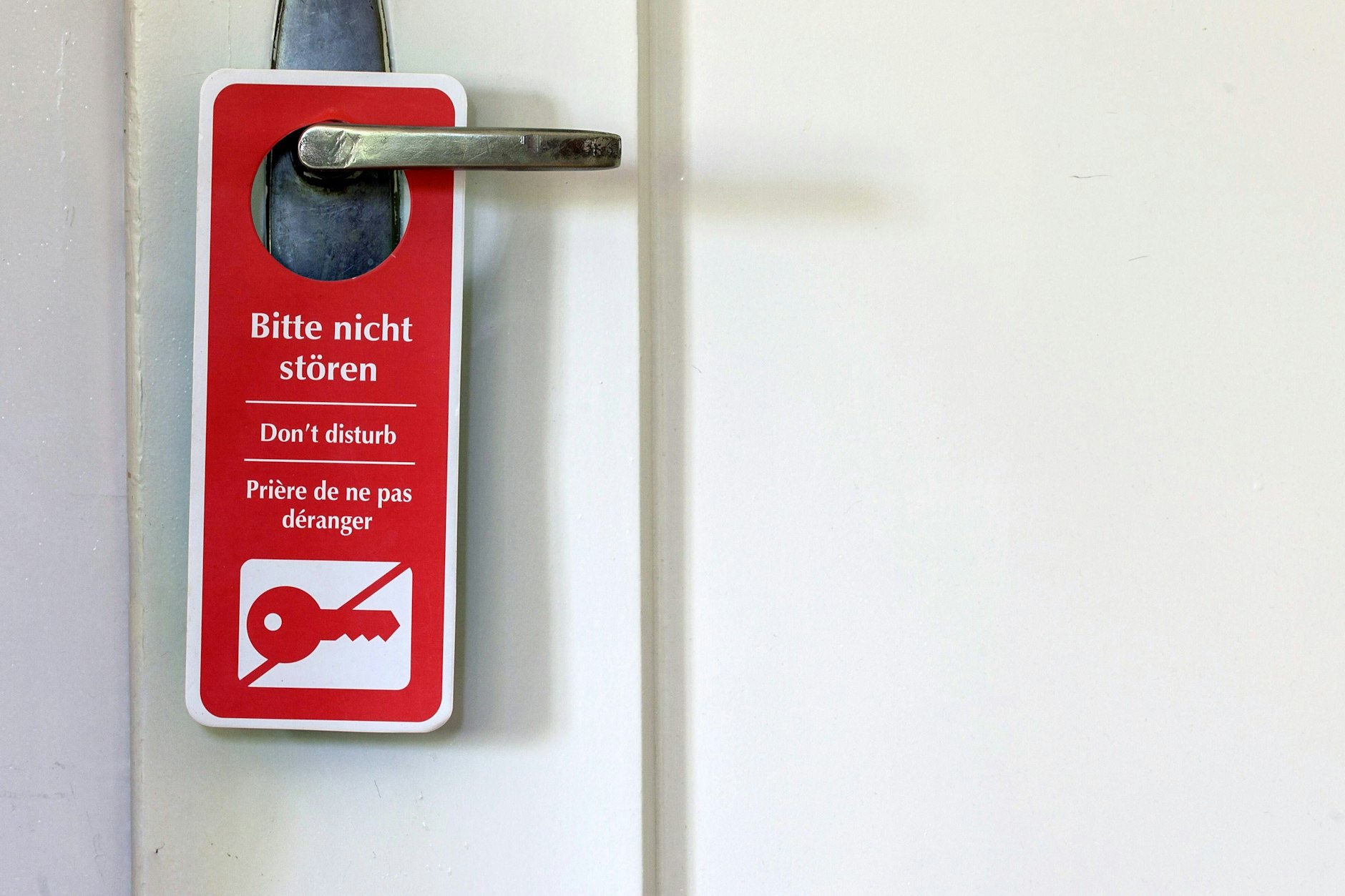 Bitte nicht stören: Was erwartet die Mitarbeiter des Hotels wohl hinter einer Tür, an der tagelang dieses Schild hing?