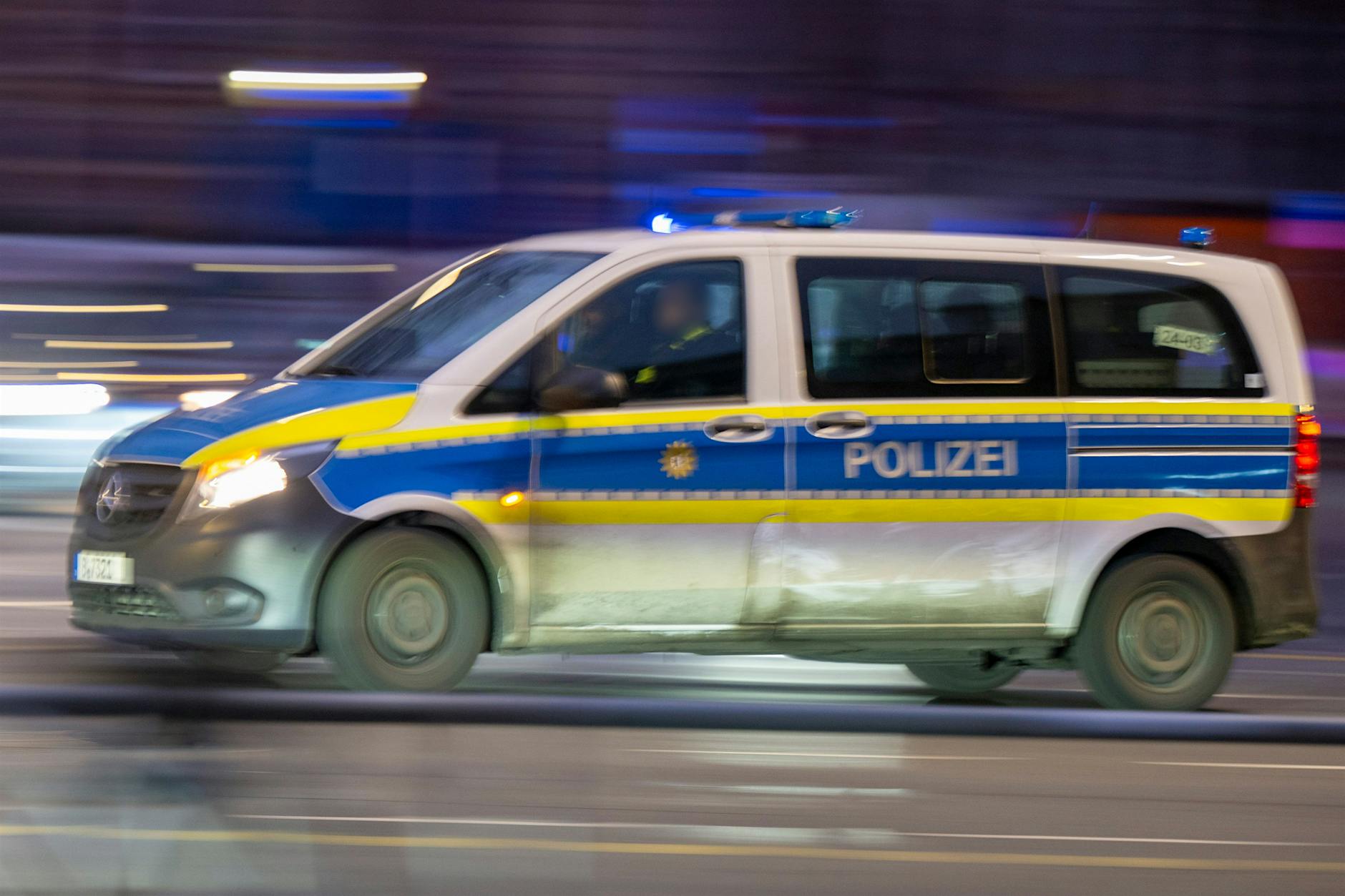 Mann demoliert 21 Autos in Kaulsdorf – Hakenkreuze eingeritzt