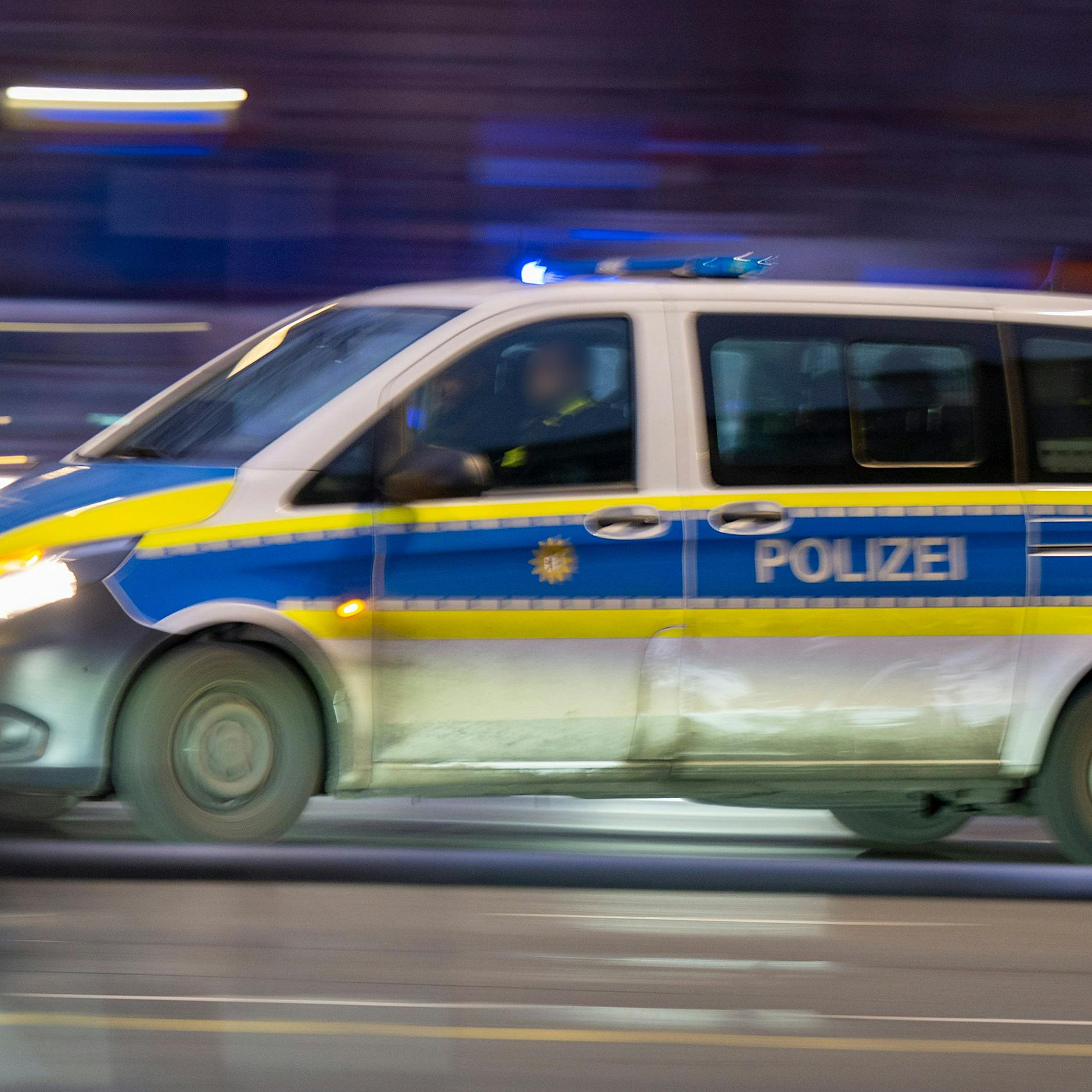 Mann demoliert 21 Autos in Kaulsdorf – Hakenkreuze eingeritzt