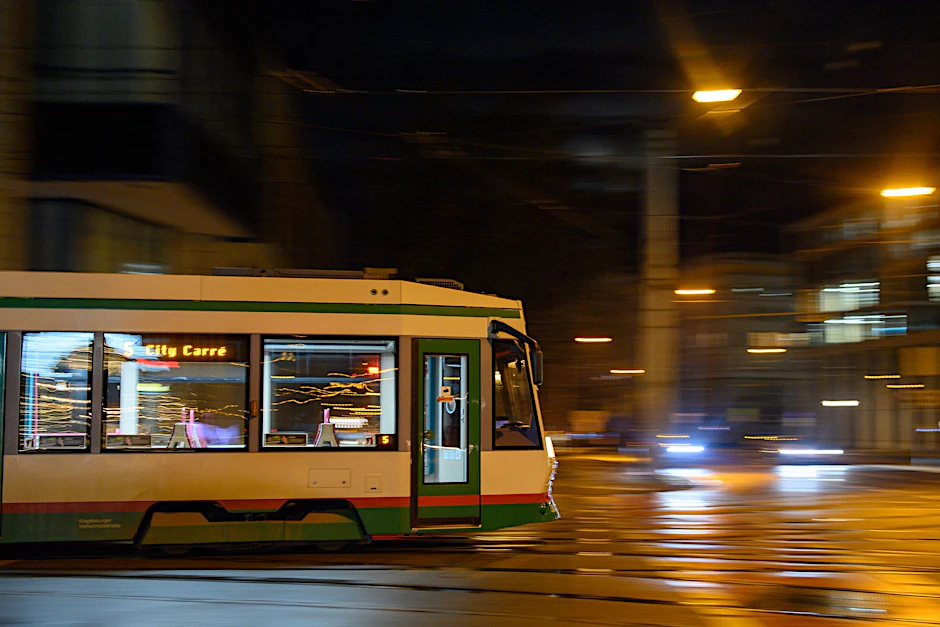 Eine Straßenbahn fährt nachts durch Magdeburg.&nbsp;