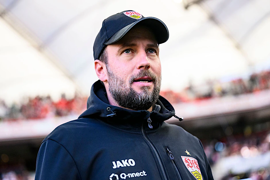 ARCHIV - Stuttgarts Trainer Sebastian Hoeneß freut sich auf das Spiel bei Borussia Dortmund.  
