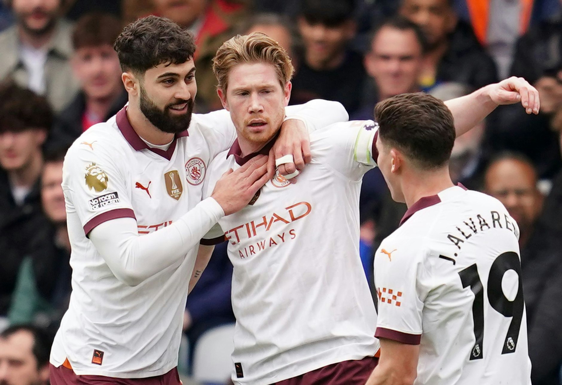 Kevin De Bruyne (M) traf beim Sieg von Manchester City gegen Crystal Palace doppelt.