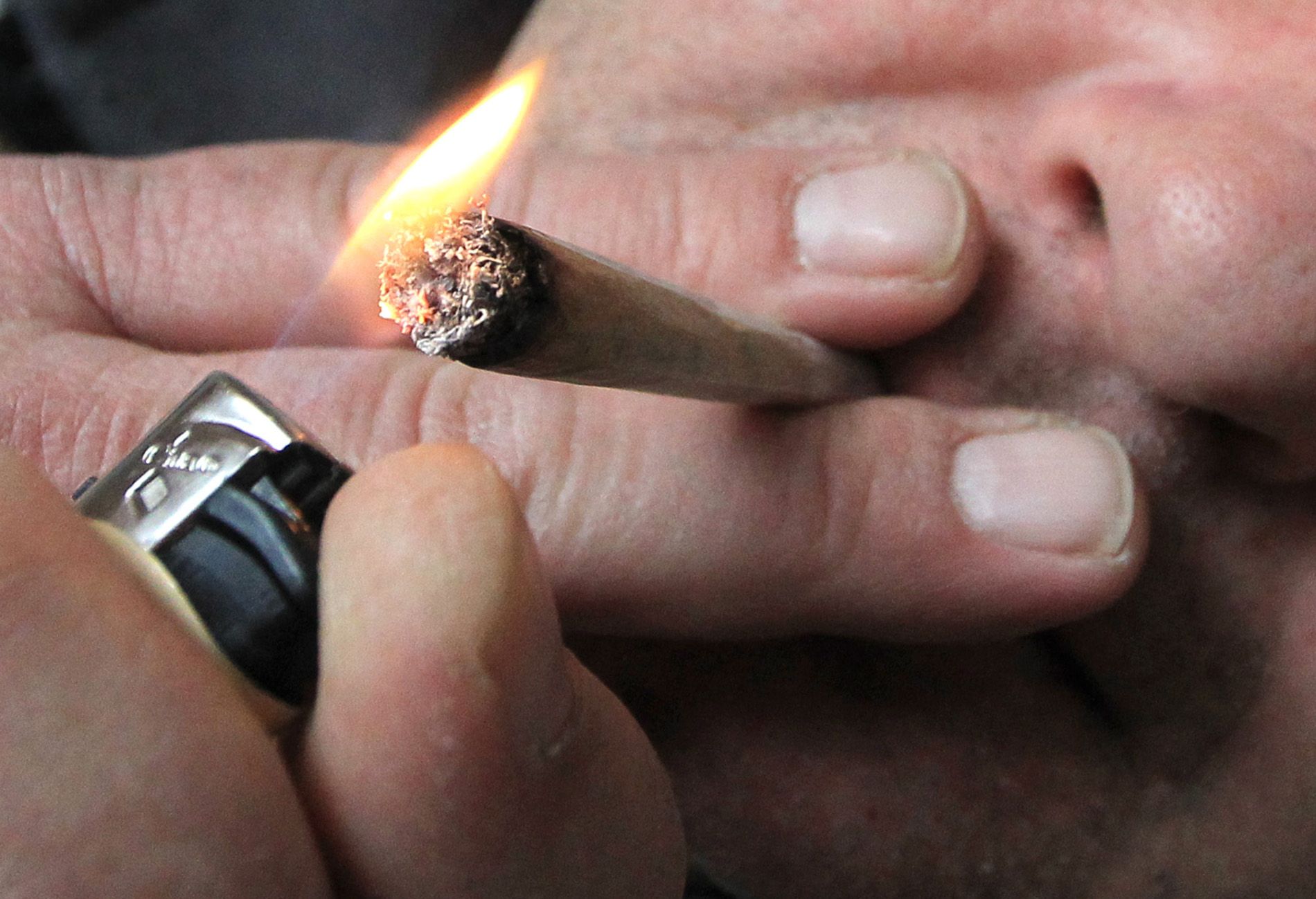 Cannabis-Schlupfloch: Macht DIESER Trick das Kiffen vor Schulen legal?