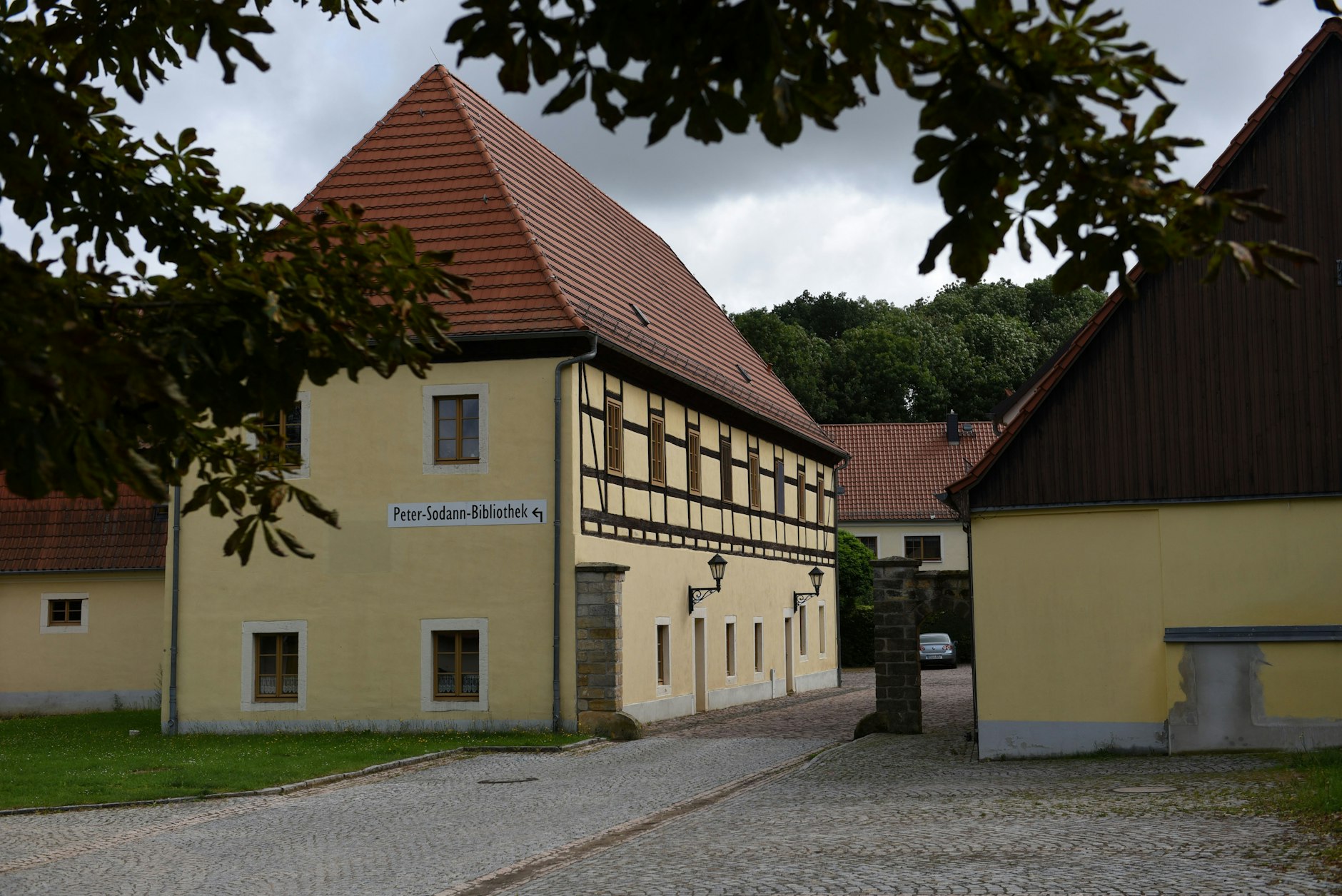 Der Schauspieler Peter Sodann hat in Wendezeiten vier Millionen DDR-Bücher vor der Vernichtung bewahrt und hütet sie in seiner Bibliothek in Sachsen