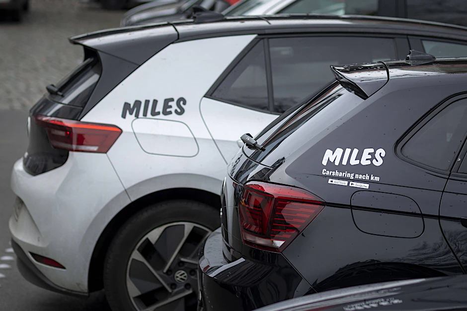 Fahrzeuge von dem Carsharing-Anbieter Miles stehen in Berlin.