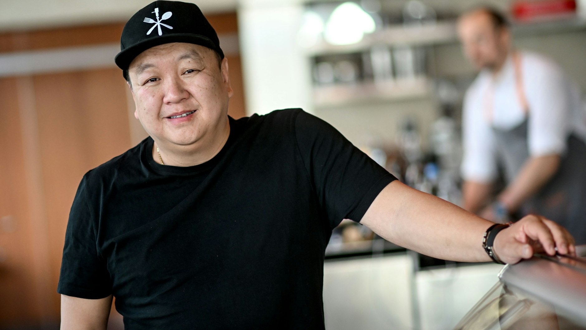 Der Berliner Spitzenkoch The Duc Ngo in seinem Restaurant Funky Fisch. Bekannt wurde er auch durch seine Auftritte in der TV-Sendung „Kitchen Impossible“ mit Tim Mälzer.