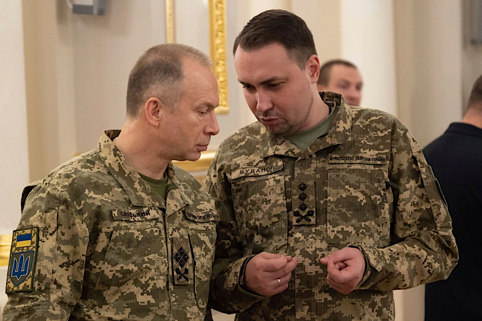 HANDOUT - Der Oberbefehlshaber der ukrainischen Streitkräfte Olexander Syrskyj (l) und der Kommandeur des ukrainischen Militärgeheimdienstes HUR Kyrylo Budanow unterhalten sich während einer Verleihungszeremonie in Kiew.  ffice/AP/dpa