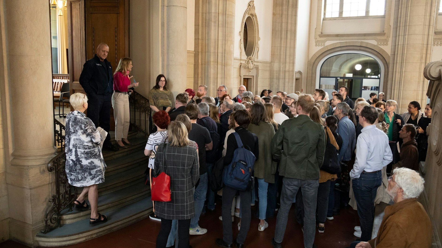 Großer Andrang vor Saal 700 zur Urteilsverkündung: Viele Unterstützer kamen zum Prozess gegen den Arzt Dr. Christoph Turowski (74).