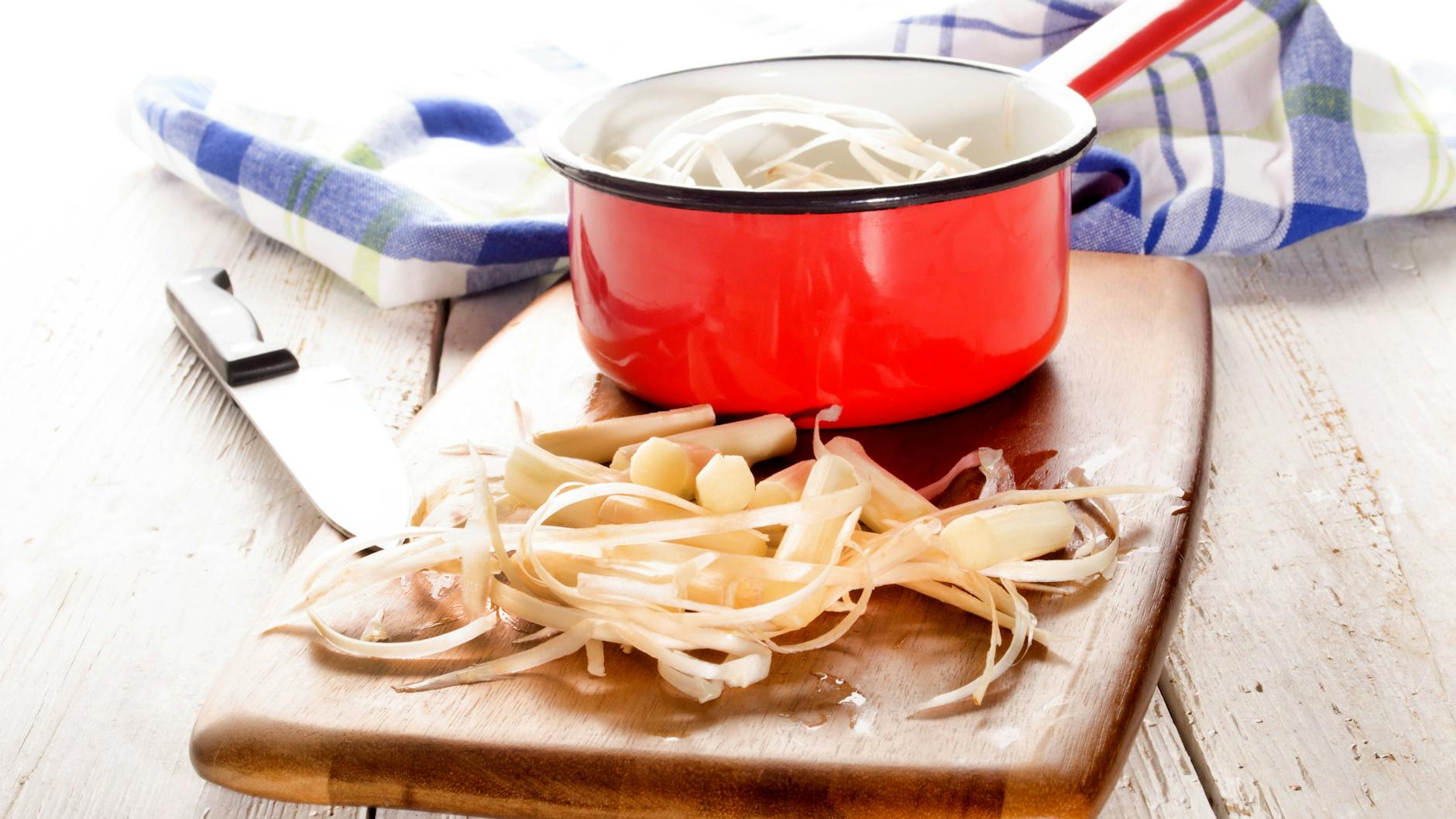 Wirklich viel zu schade für den Abfall! Aus Spargelschalen und Reste der Spargelstangen wird im Handumdrehen eine köstliche Suppe.