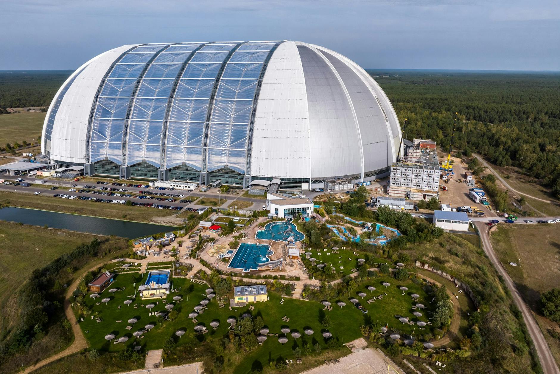 Das Wasserpark-Resort Tropical Islands hat angebaut: Am Montag eröffnete der neue Ohana-Komplex (hier noch im Bau) an der Ostseite des Gebäudes.
