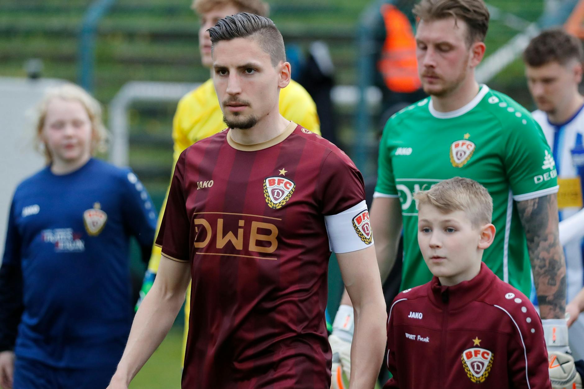 Voll konzentriert und stolz führt Alexander Siebeck den BFC Dynamo gegen Hertha BSC II aufs Spielfeld.