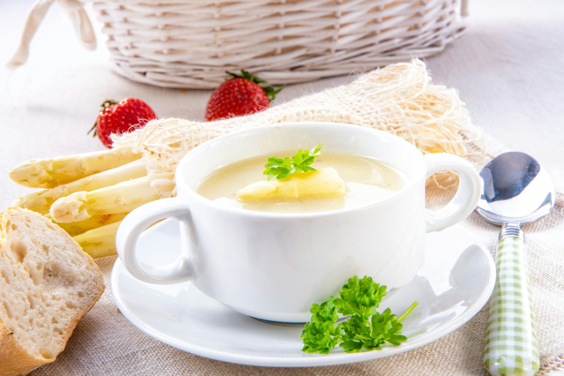 Ein feines Spargel-Süppchen, köstlich! Und ist schnell und einfach gekocht.