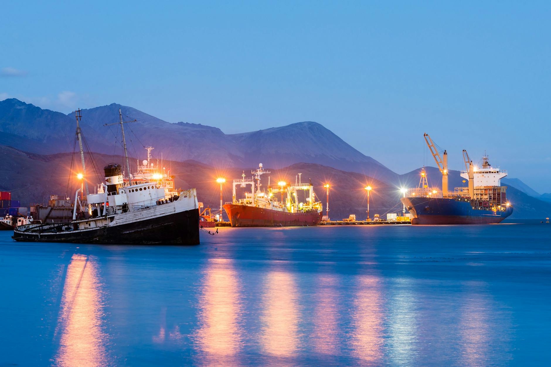 Schiffe an der Küste von Ushuaia, Tierra del Fuego (Feuerland)